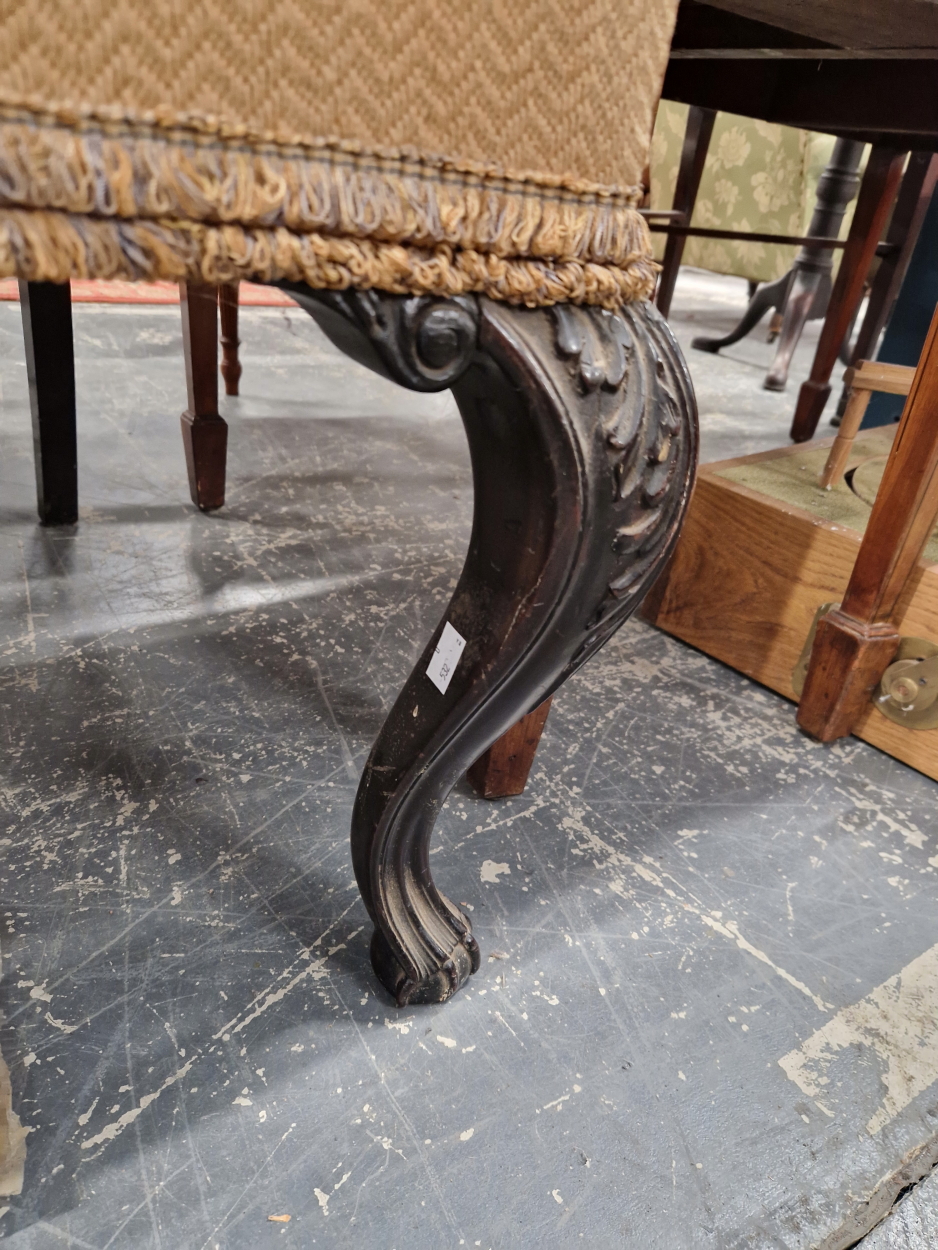 AN ANTIQUE MAHOGANY WING BACK ARMCHAIR, THE CABRIOLE FRONT LEGS ON PAW FEET - Image 3 of 5