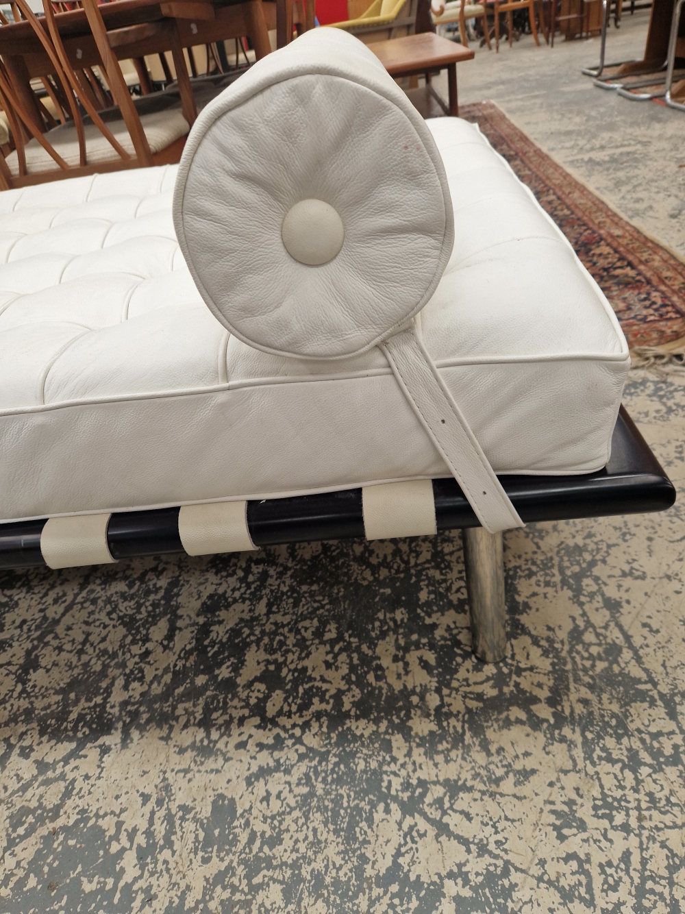 A VINTAGE DAY BED WITH METAL FRAME, CHROME LEGS AND WHITE LEATHER MATTRESS. - Image 5 of 6