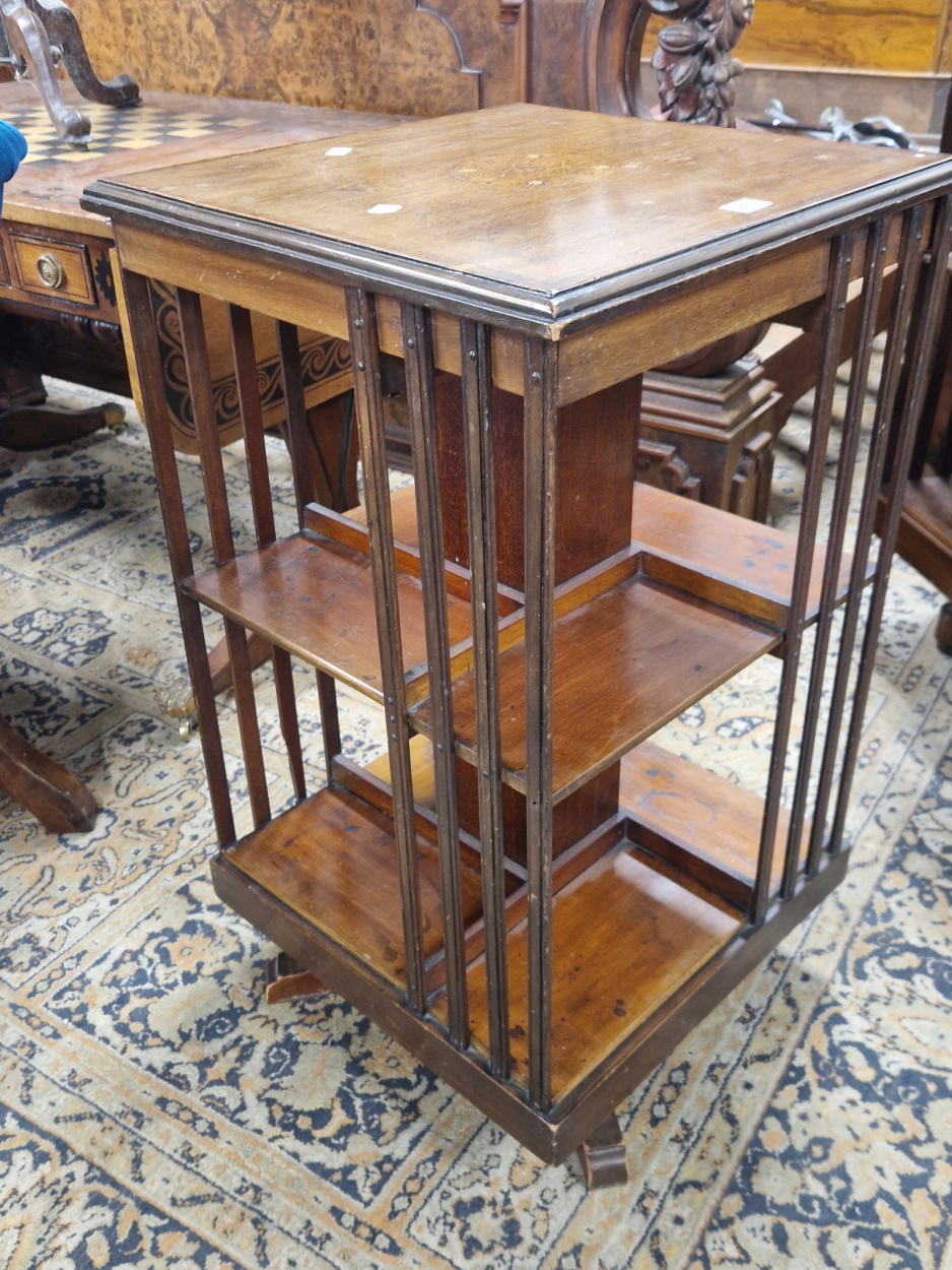 AN EARLY 20th C. MAHOGANY ROTARY BOOKCASE, A SATIN WOOD BAND TO THE TOP ENCLOSING A FOLIATE