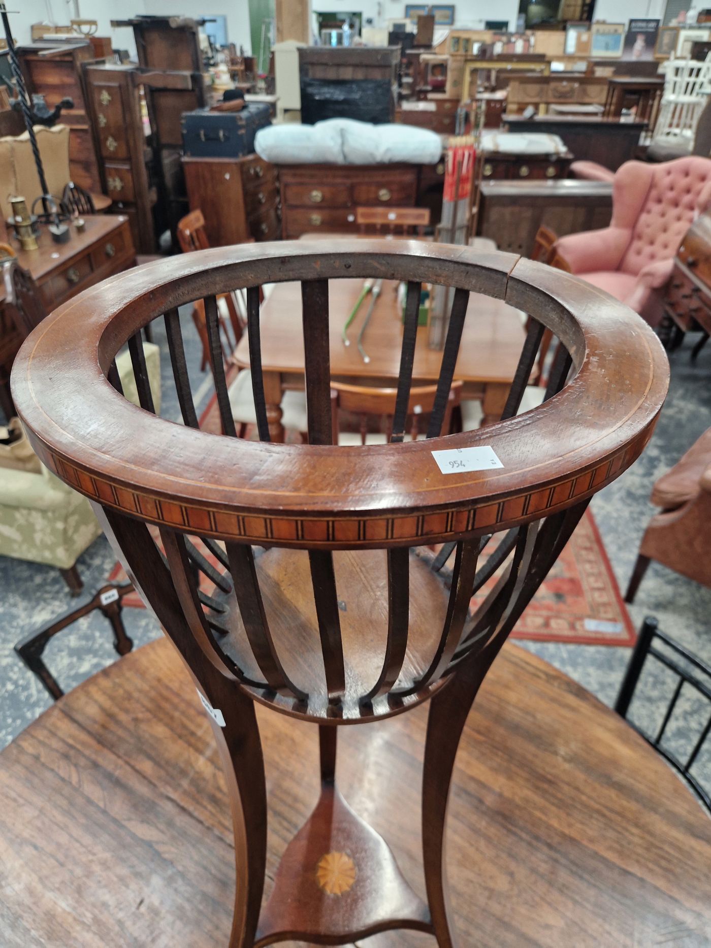 AN EARLY 20th C, LINE INLAID MAHOGANY PLANTER STAND, THE THREE DOWN SWEPT LEGS JOINED BY A - Image 3 of 4