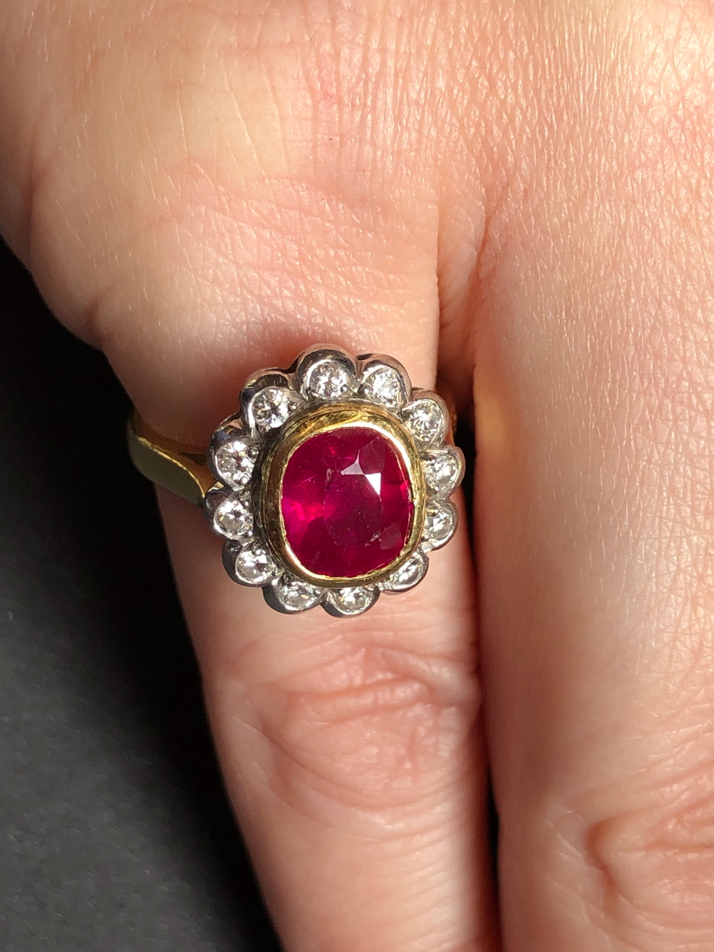AN 18ct HALLMARKED GOLD RUBY AND DIAMOND OVAL SHAPED CLUSTER RING. THE SINGLE MEDIUM TO DARK - Image 7 of 20