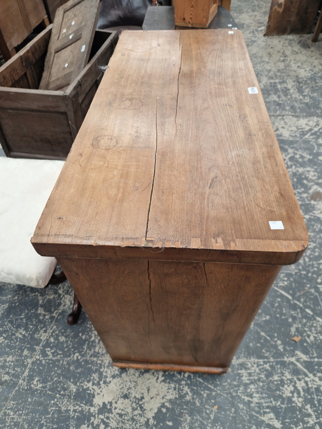 A SMALL VICTORIAN SATIN BIRCH CHEST OF 4 DRAWERS. - Image 3 of 3