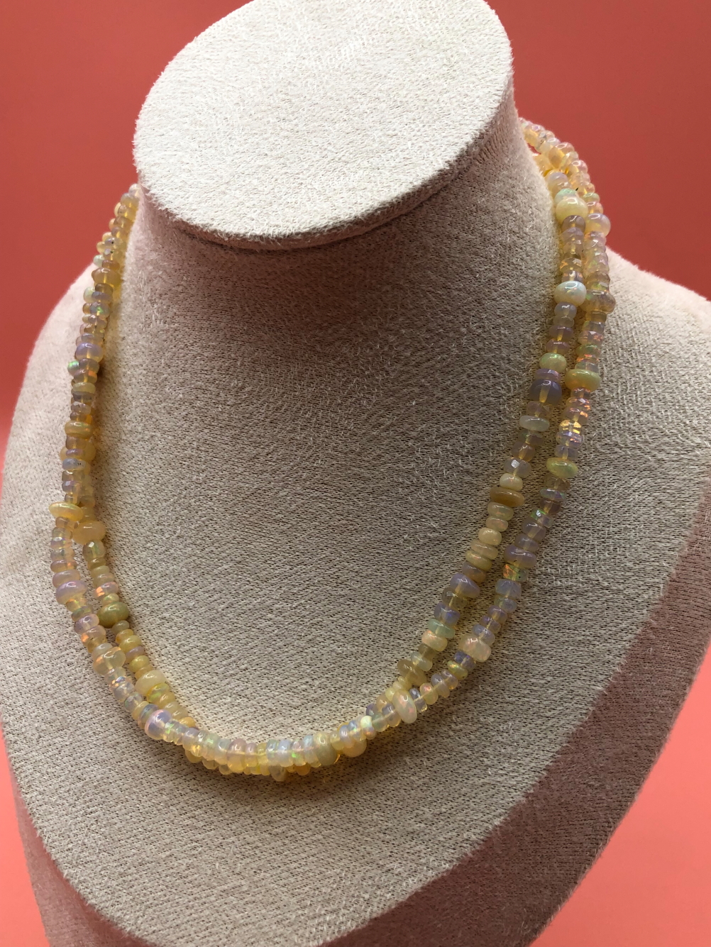 AN OPAL BEADED NECKLACE. VINTAGE OPAL ROUNDEL BEADS RECENTLY RESTRUNG. NECKLACE LENGTH 76cms. - Image 4 of 7