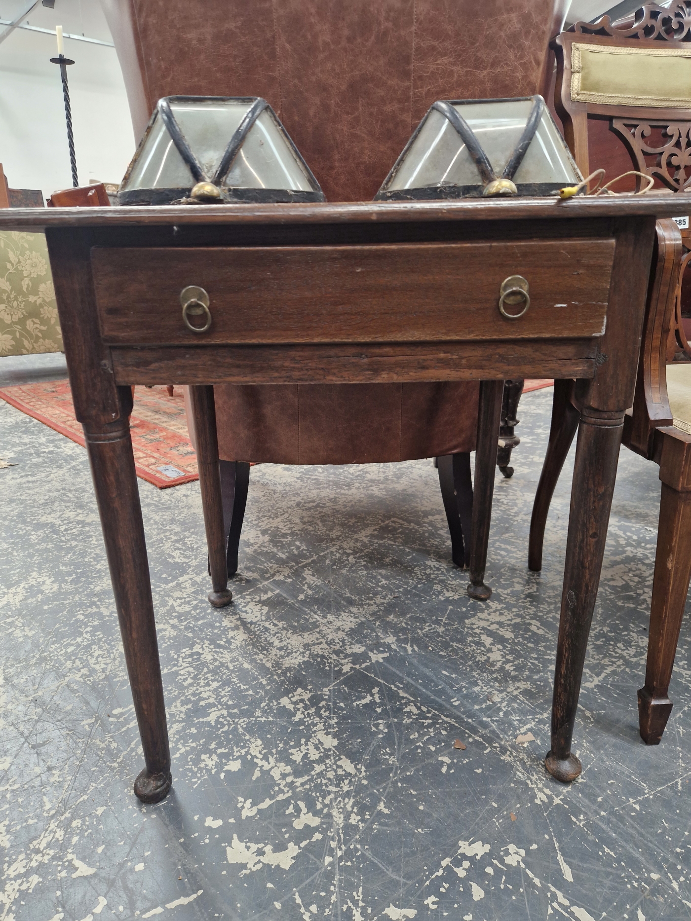 AN EARLY 19th C. OAK SINGLE DRAWER SIDE TABLE ON CYLINDRICAL LEGS TAPERING TO PAD FEET