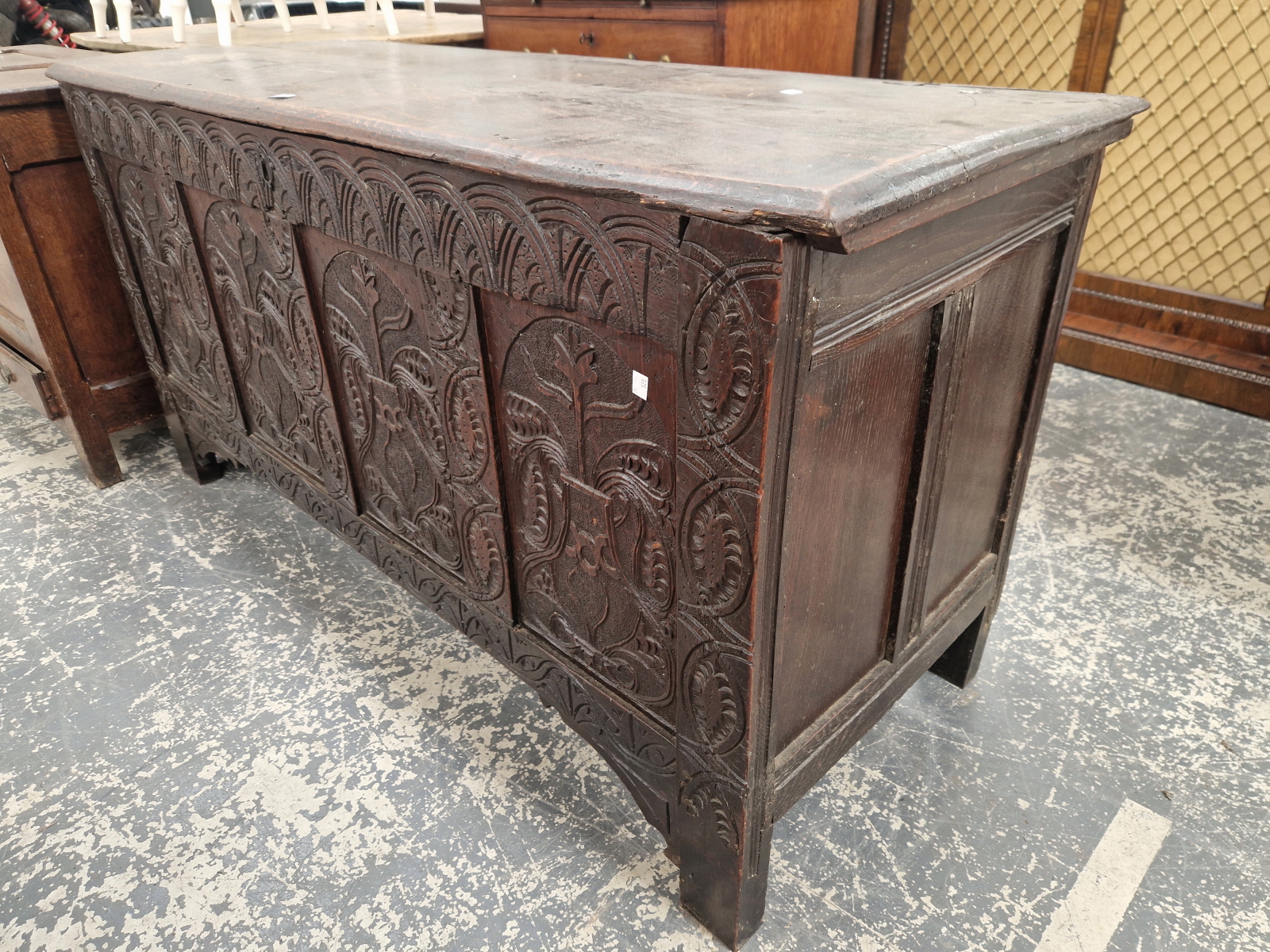 AN ANTIQUE OAK COFFER WITH THE FOUR PANELS TO THE FRONT CARVED WITH FOLIAGE.   W 149 x D 59 x H - Image 3 of 5