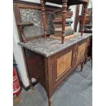 A EDWARDIAN GREY MARBLE TOPPED AND BACKED MAHOGANY WASH STAND WITH TWO DOORS ABOVE TURNED LEGS AND