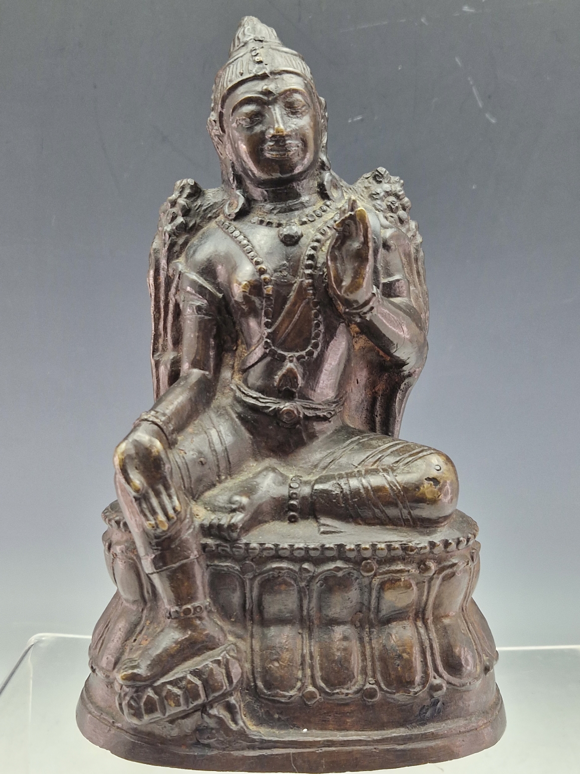 A BRONZE FIGURE IN DHYANASANA, POSSIBLY LORD VISHNU, SEATED WITH HIS RIGHT FOOT RESTING ON THE - Image 2 of 6