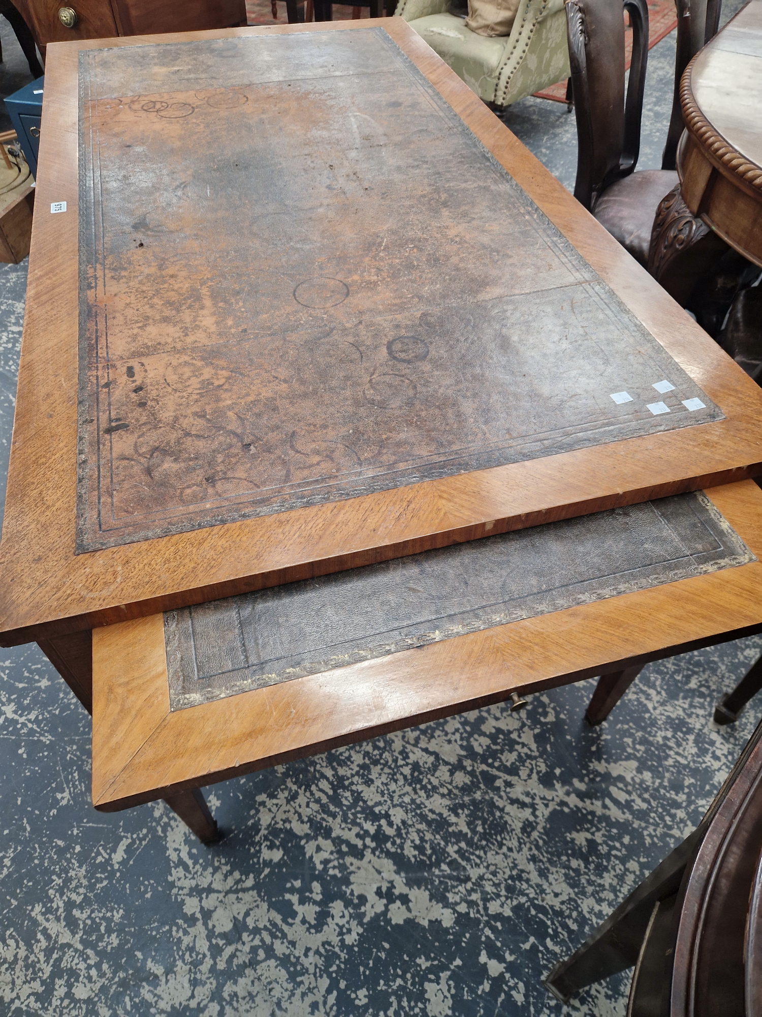 A LATE 19th/EARLY 20th C. FRENCH ROSEWOOD WRITING TABLE, THE LEATHER INSET TOP ABOVE FIVE BANDED - Image 5 of 9