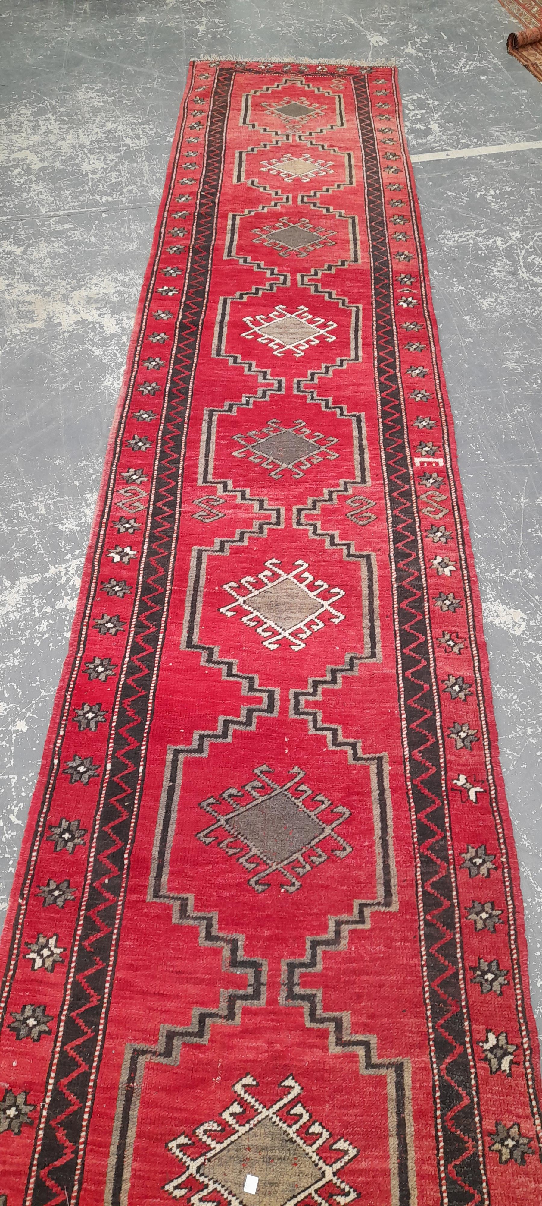 A TRIBAL TURKISH RUNNER 563 x 89 cm - Image 3 of 5