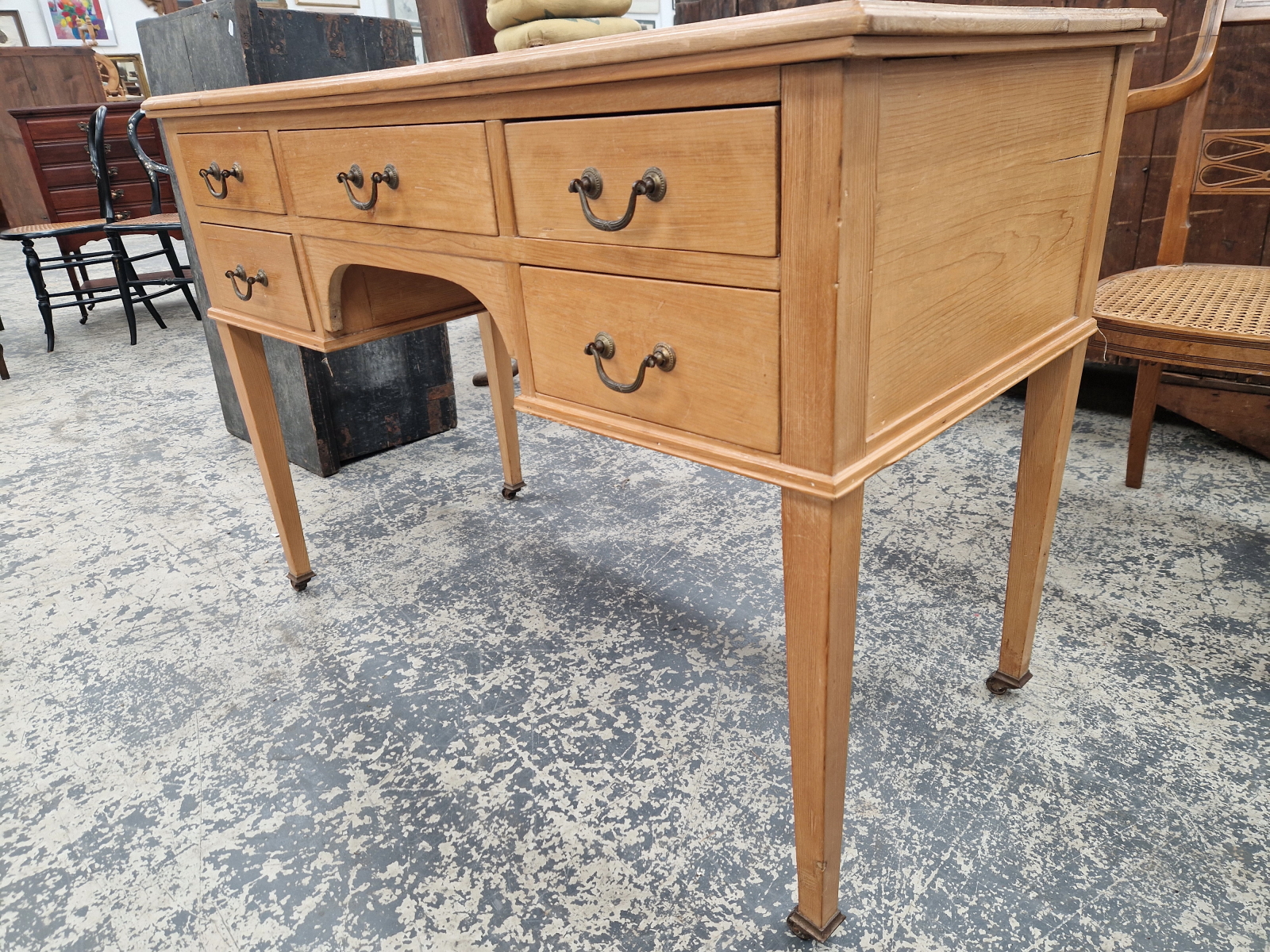 AN ANTIQUE PINE DRESSING TABLE WITH 5 DRAWERS ON SQUARE TAPER LEGS. - Image 2 of 5