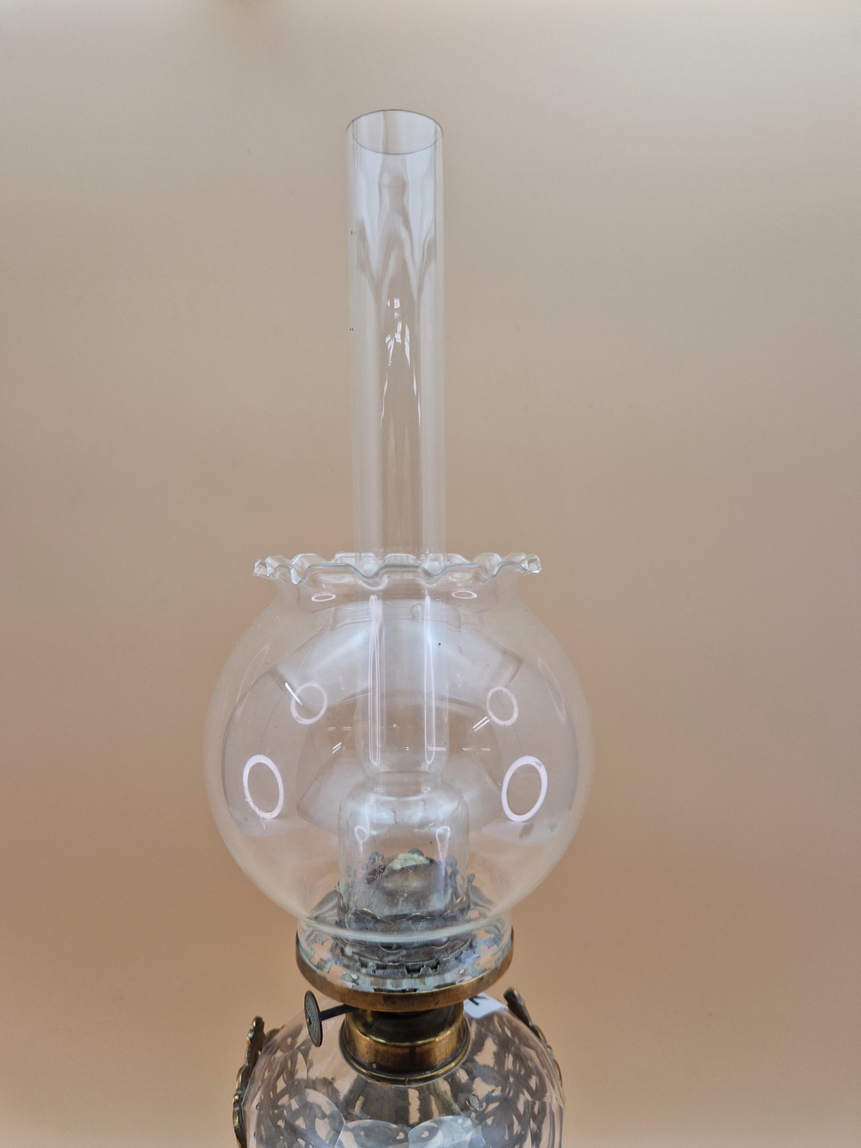 A LATE 19th C. FRENCH CLEAR CUT GLASS AND CHAMPLEVE ENAMEL OIL LAMP SUPPORTED BY THREE BRASS CUPIDS - Image 8 of 10