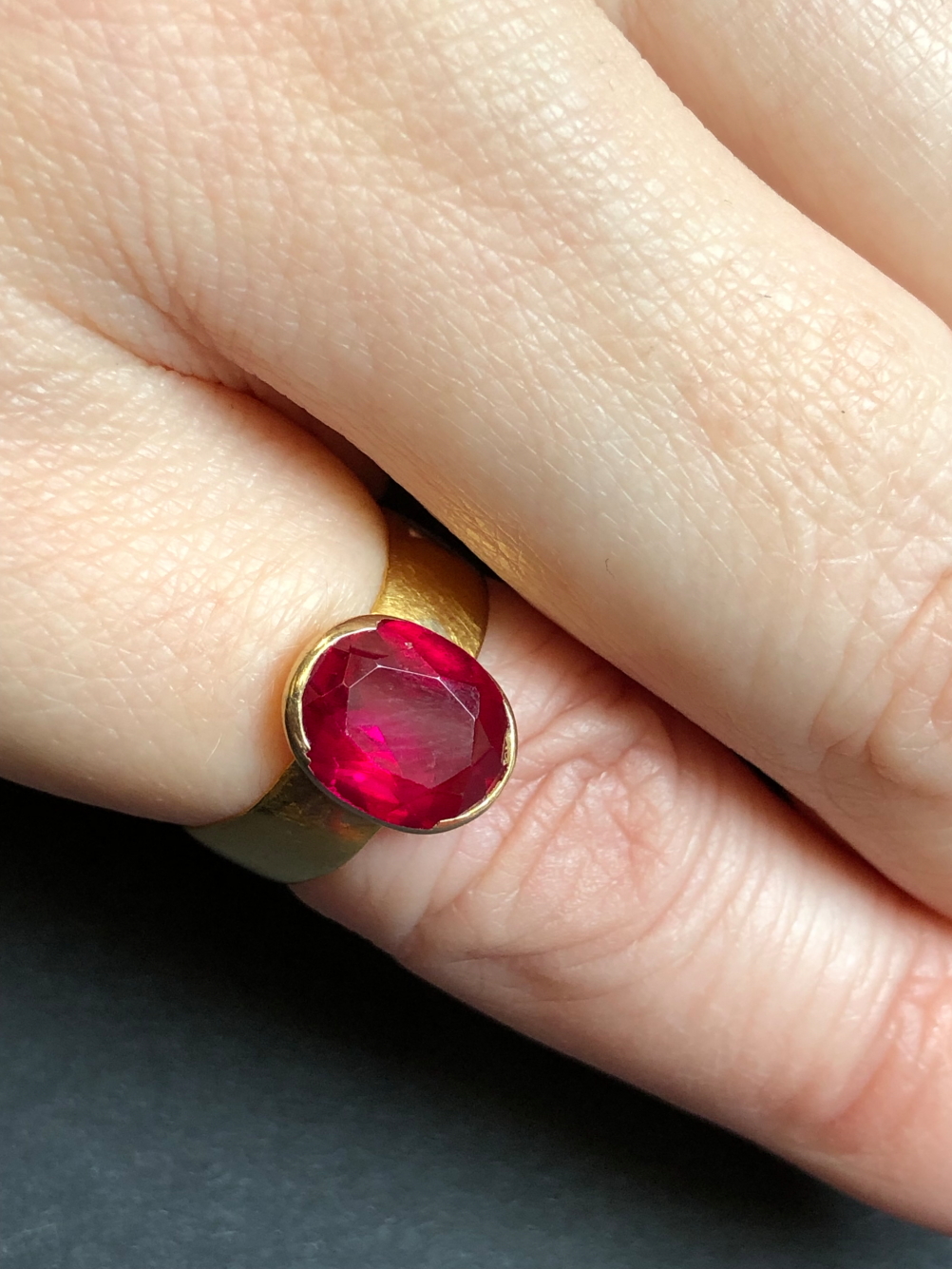 AN ANTIQUE 22ct HALLMARKED GOLD GEMSET RING, WITH A 10ct GOLD SETTING. DATED 1908, BIRMINGHAM. - Image 10 of 10