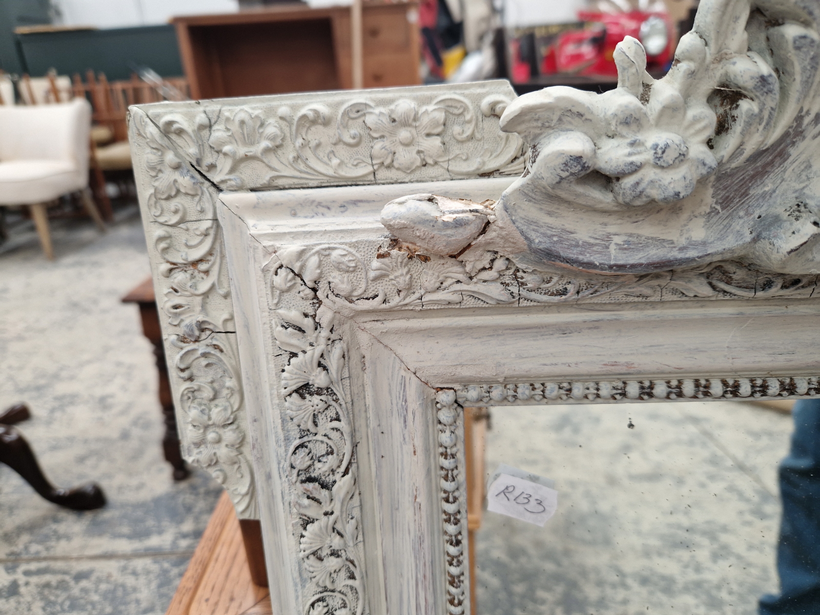 AN ANTIQUE WALL MIRROR WITH CARVED WOOD AND GESSO FRAME. - Image 5 of 7