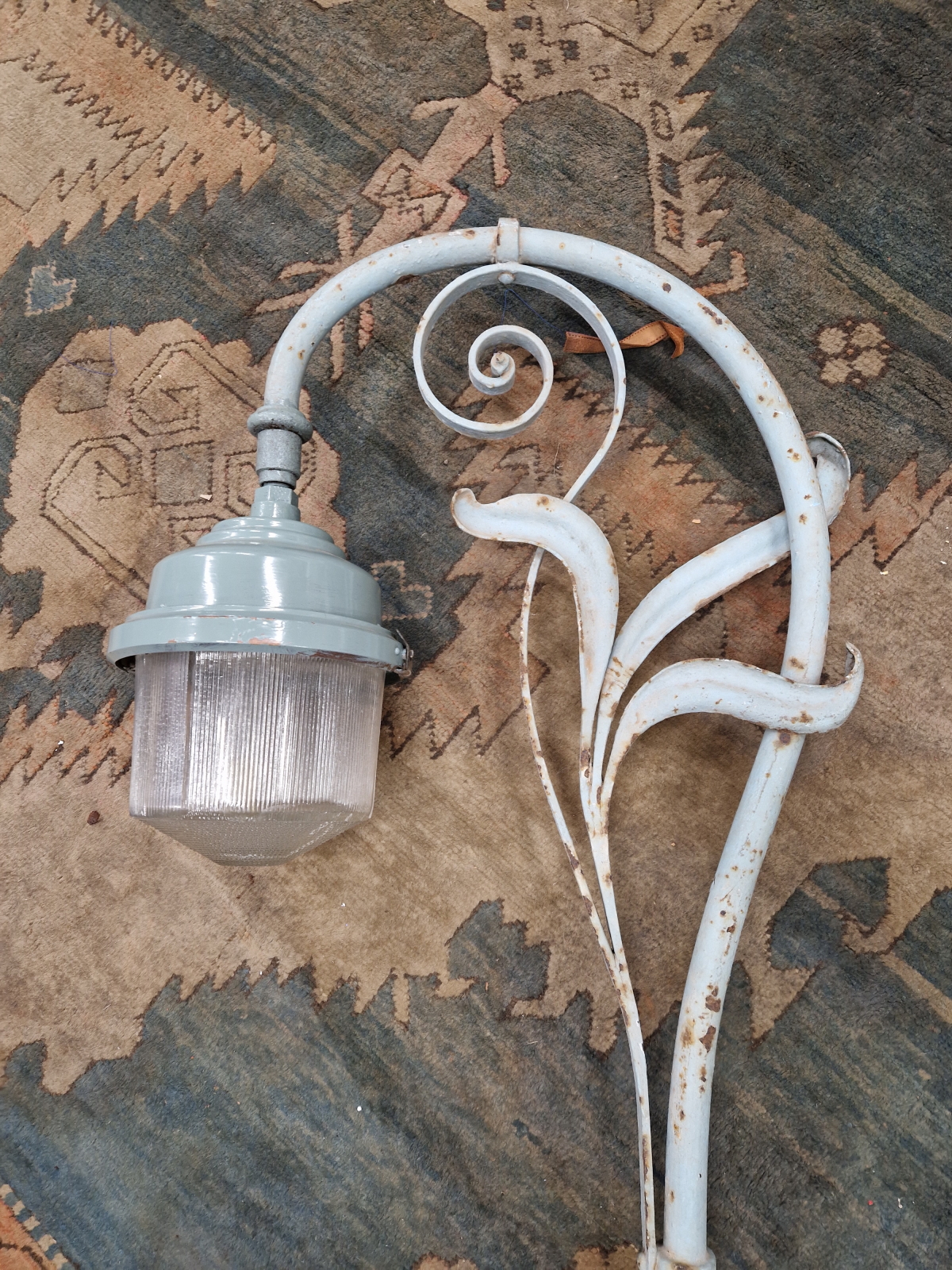 TWO SIMILAR VINTAGE  STREET LIGHT HEADS, EACH LAMP HELD ON A CURVED ARM WITH THREE LEAVES FORMING - Image 3 of 3