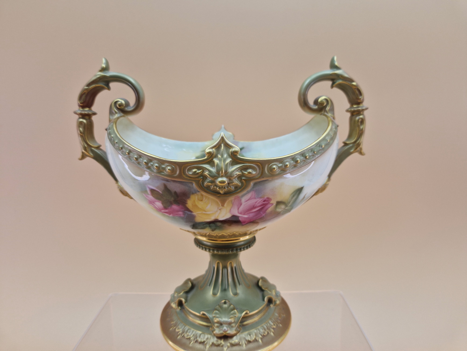 A 1908 ROYAL WORCESTER TWO HANDLED FOOTED NAVETTE SHAPED BOWL PAINTED WITH ROSES BETWEEN GILT - Image 7 of 7