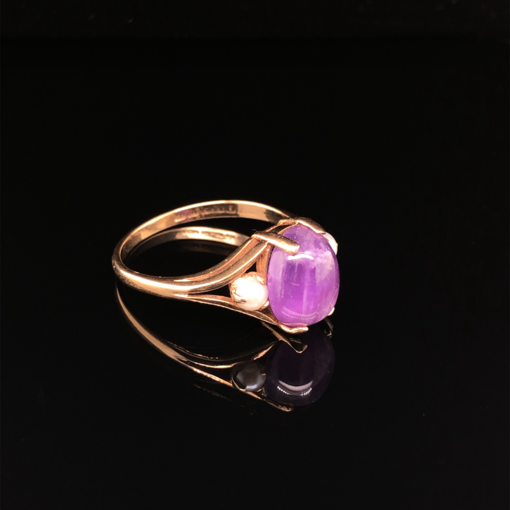 A VINTAGE 9ct HALLMARKED OVAL CABOCHON AMETHYST AND PEARL RING DATED BIRMINGHAM 1972, FINGER SIZE - Image 3 of 4