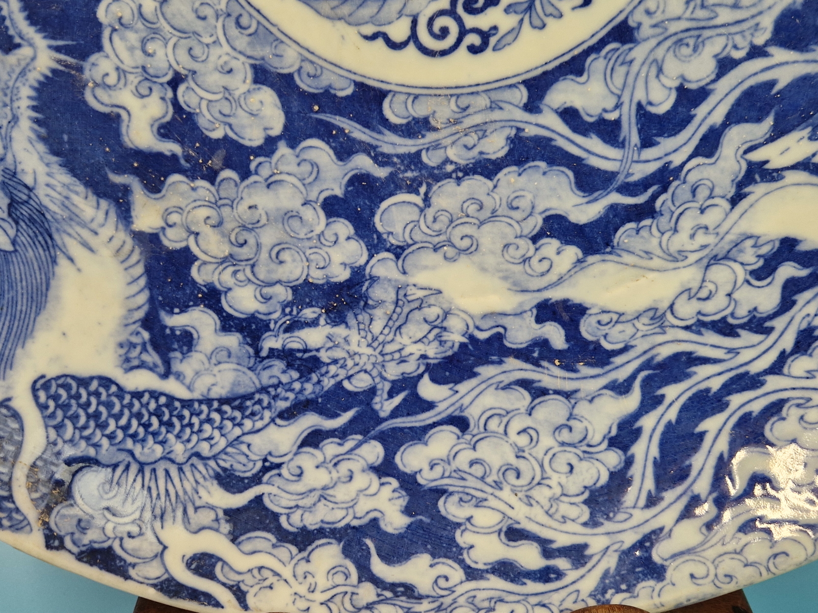 A PAIR OF JAPANESE BLUE AND WHITE CHARGERS PRINTED WITH DRAGONS AND PHOENIX ENCLOSING ROSETTES. Dia. - Image 4 of 11