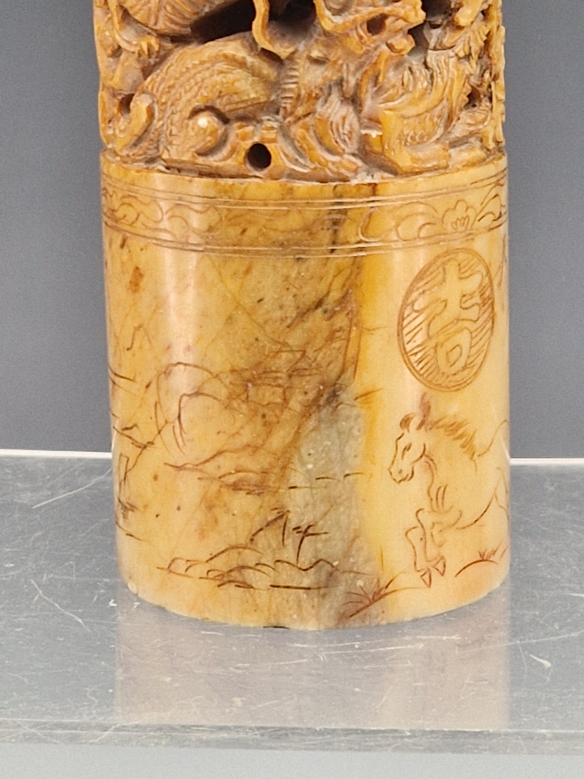 A CHINESE PINK/BROWN SOAPSTONE CYLINDRICAL SEAL PIERCED AND CARVED WITH DRAGONS CHASING A PRECIOUS - Image 4 of 10