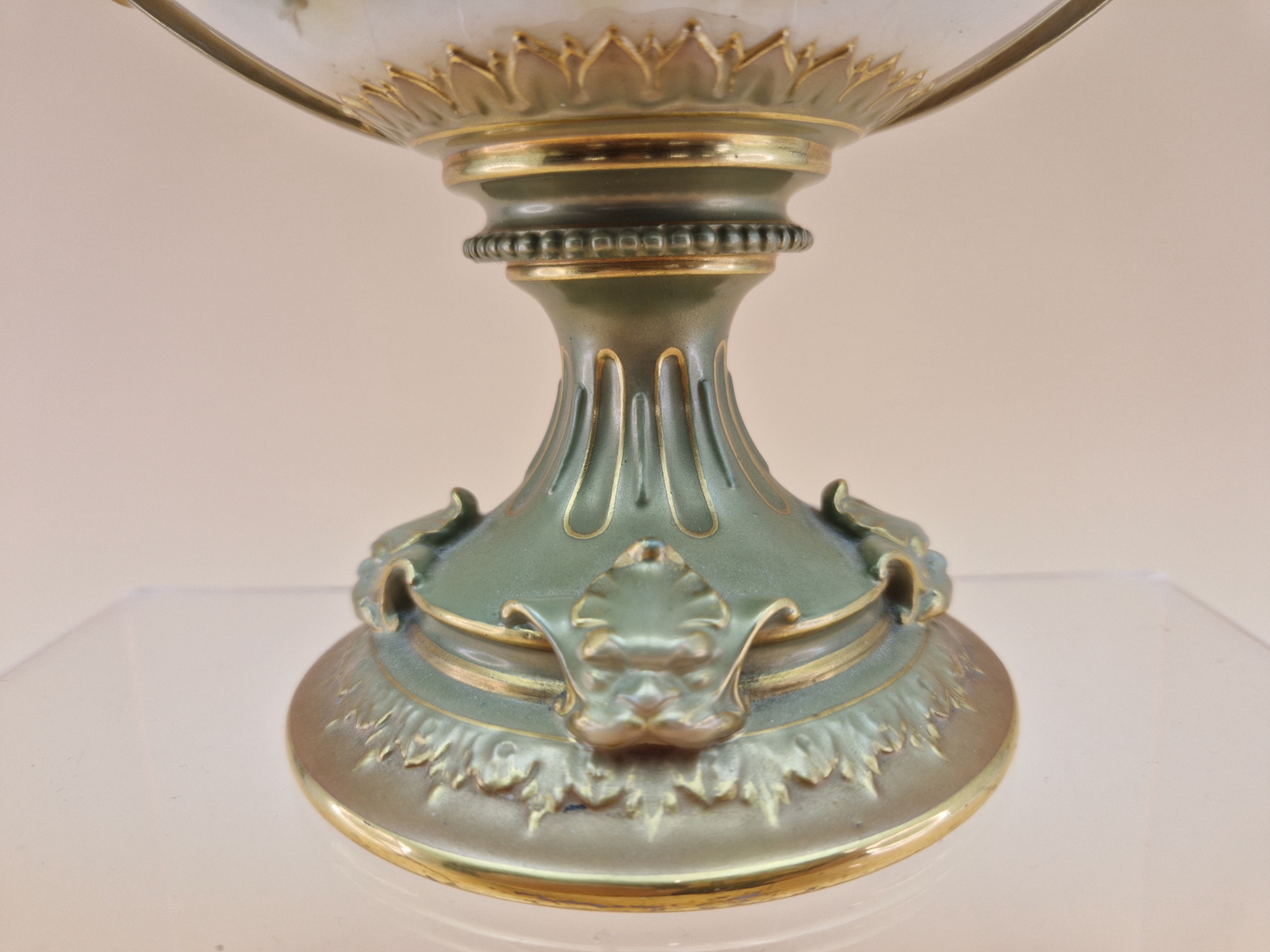 A 1908 ROYAL WORCESTER TWO HANDLED FOOTED NAVETTE SHAPED BOWL PAINTED WITH ROSES BETWEEN GILT - Image 5 of 7