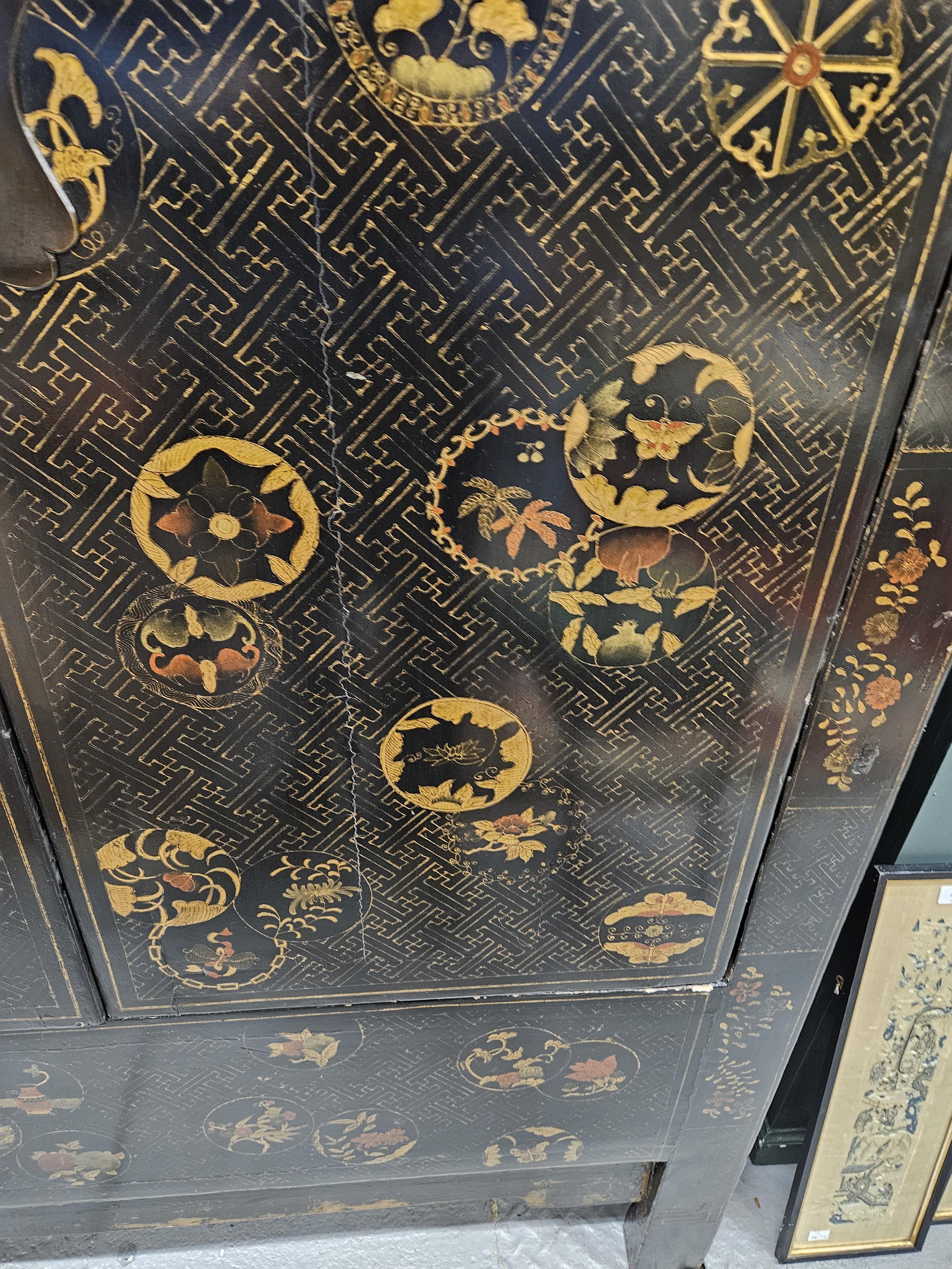 A PAIR OF CHINESE BLACK LACQUERED CABINETS, THE DOORS GILT WITH ROUNDELS ON A GEOMETRIC GROUND AND - Image 15 of 22