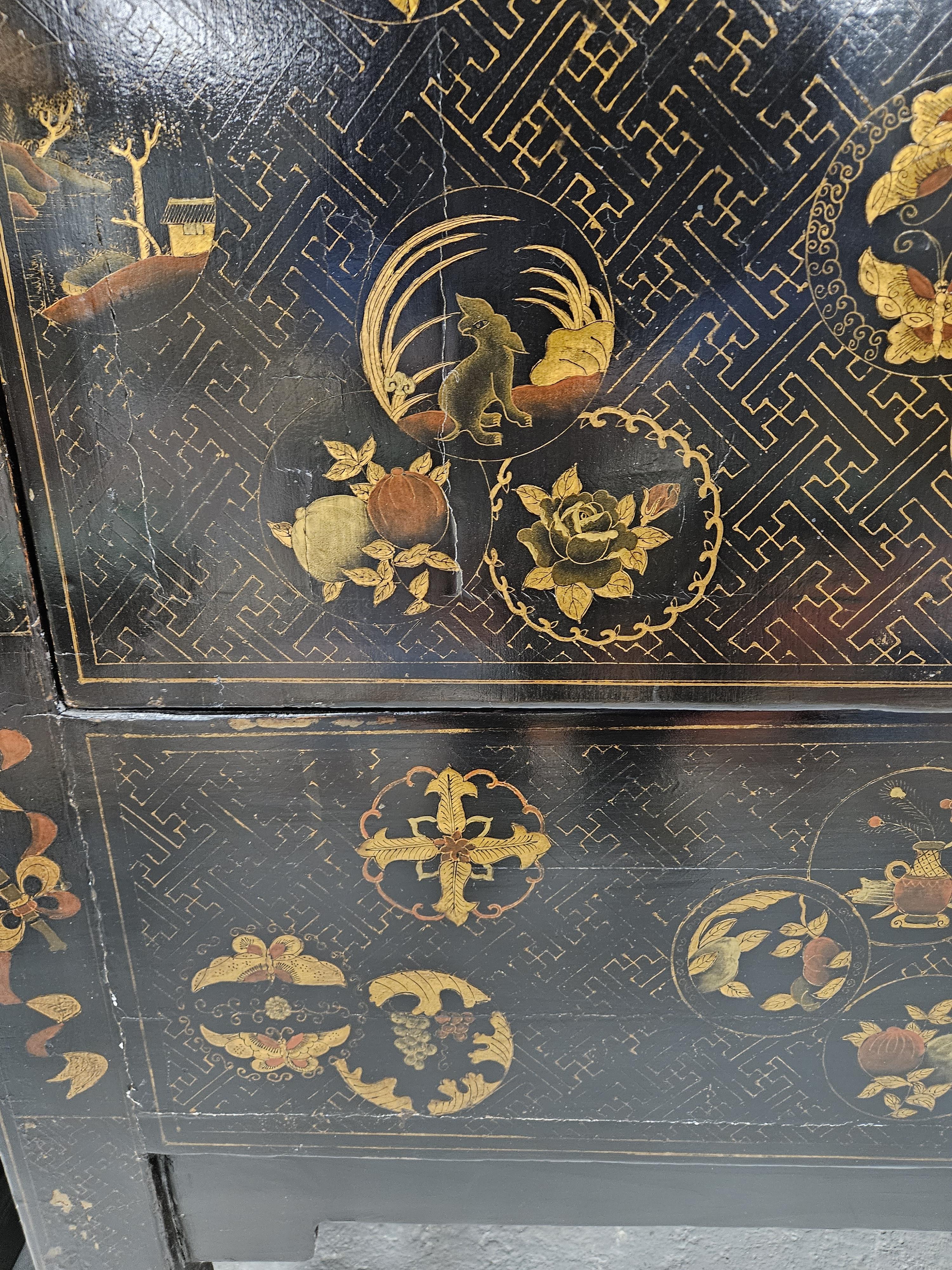 A PAIR OF CHINESE BLACK LACQUERED CABINETS, THE DOORS GILT WITH ROUNDELS ON A GEOMETRIC GROUND AND - Image 6 of 22