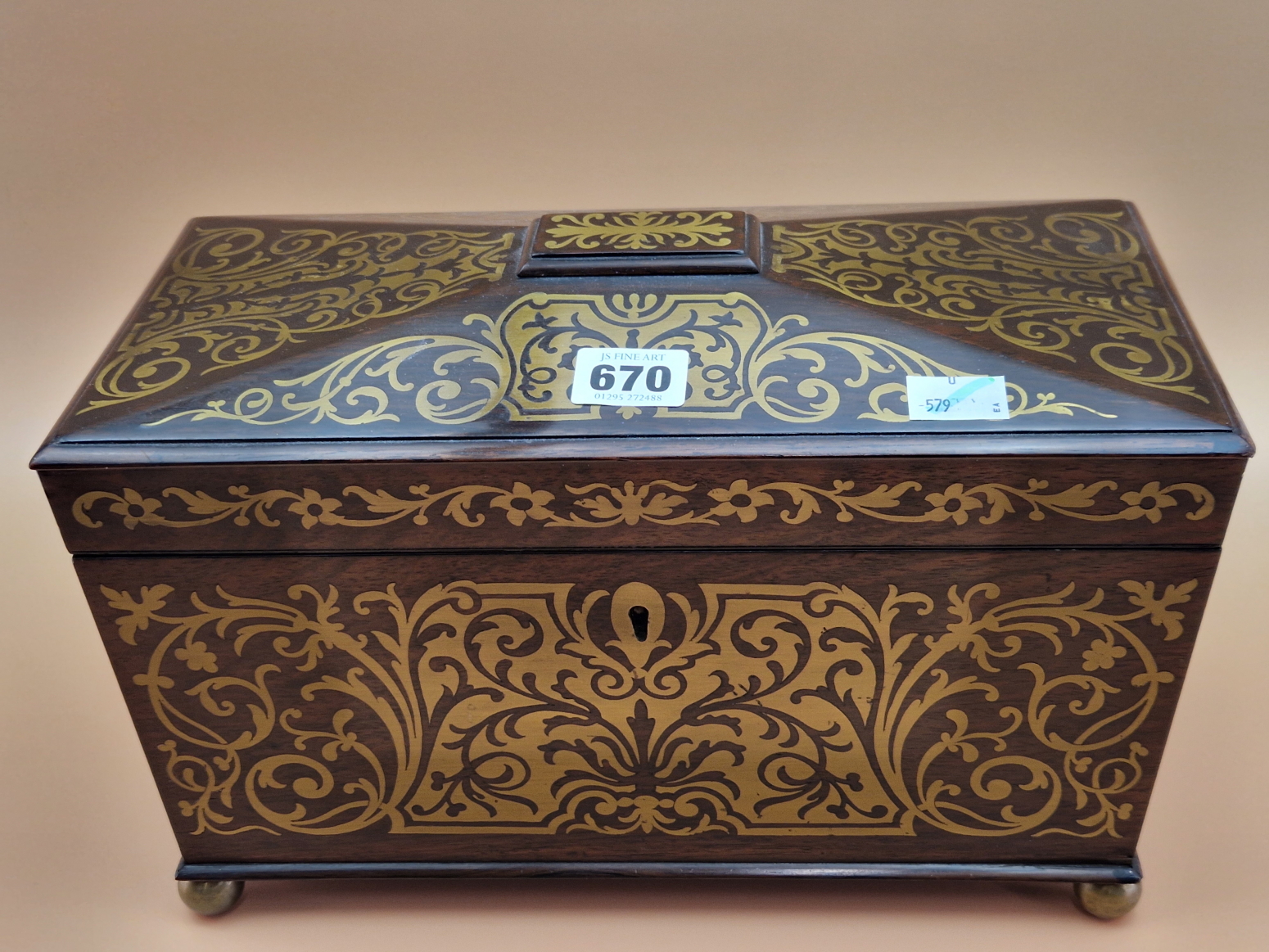 A BRASS INLAID ROSEWOOD SARCOPHAGUS SHAPED REGENCY TEA CADDY CONTAINING TWO CANISTERS AND A GLASS M - Image 4 of 8