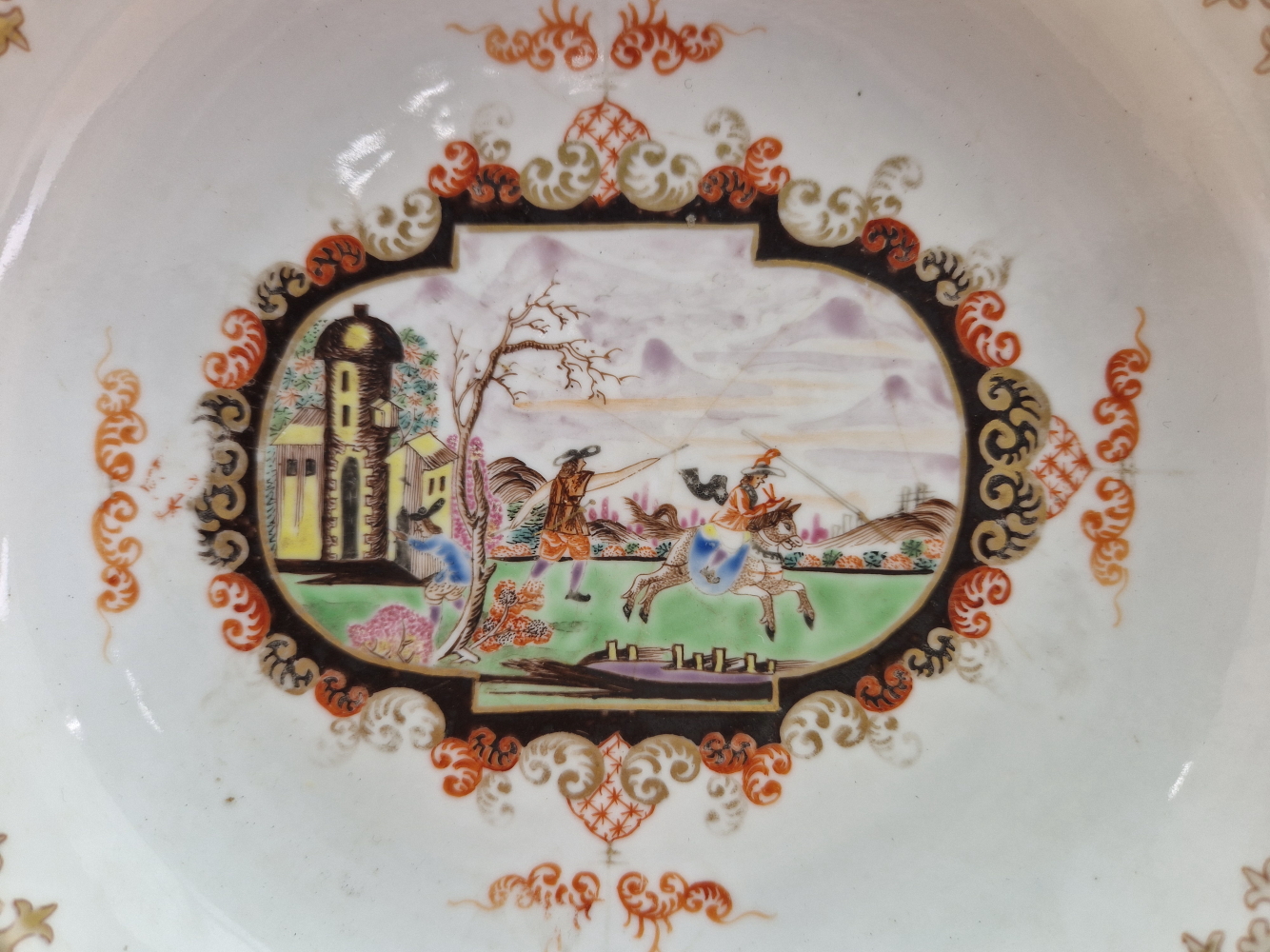 A LATE 18th C. CHINESE SOUP PLATE CENTRALLY PAINTED WITH A MEISSEN STYLE VIGNETTE OF A EUROPEAN - Image 3 of 11