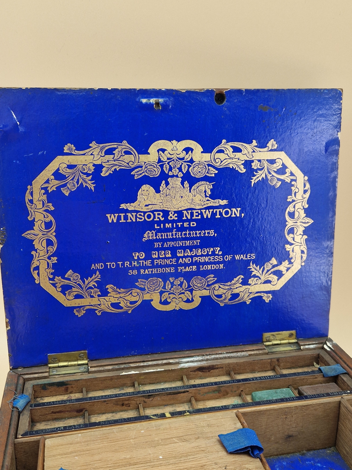 A VICTORIAN WINSOR & NEWTON MAHOGANY PAINT BOX WITH COMPARTMENTS ABOVE A DRAWER CONTAINING CERAMIC - Image 2 of 10