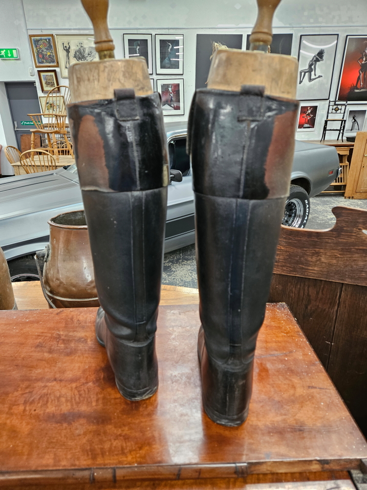 A PAIR OF LADYS BLACK LEATHER HUNTING BOOTS WITH PEAL & CO TREES TOGETHER WITH A PAIR OF CANVAS - Bild 4 aus 7