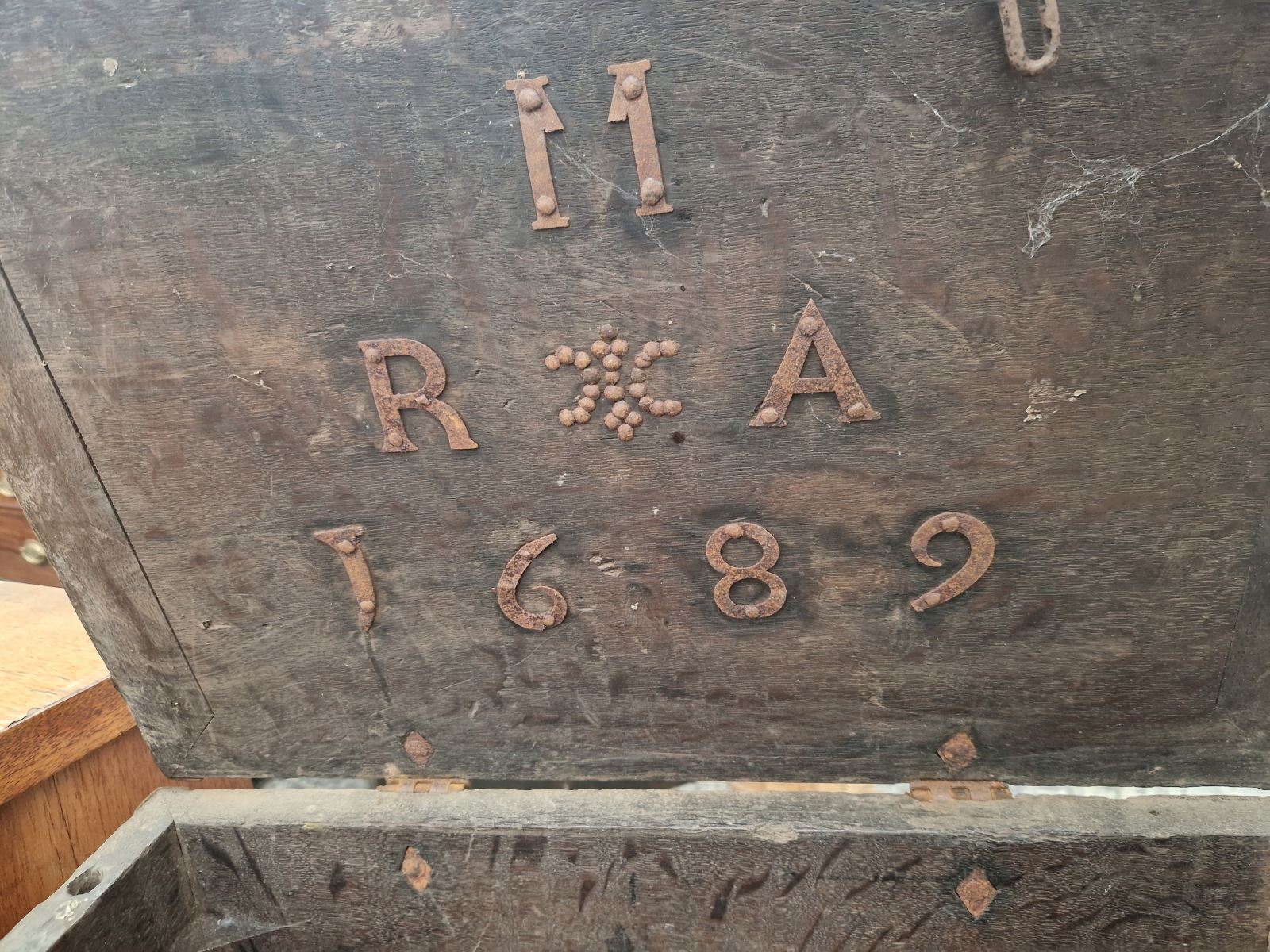 AN IRON BOUND TWO HANDLED OAK STRONG BOX BEARING THE DATE 1689 INSIDE THE HINGED LID - Image 5 of 7