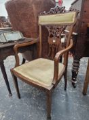 AN EARLY 20th C. SATIN WOOD BANDED MAHOGANY ELBOW CHAIR WITH AN UPHOLSTERED TOP RAIL OVER THE SPLAT