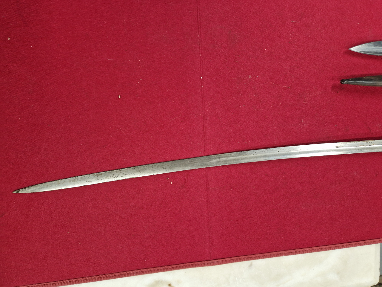 A WW I MAUSER BAYONET TOGETHER WITH GERMAN? DRESS SWORD AND AN ASSOCIATED SCABBARD. - Image 3 of 4