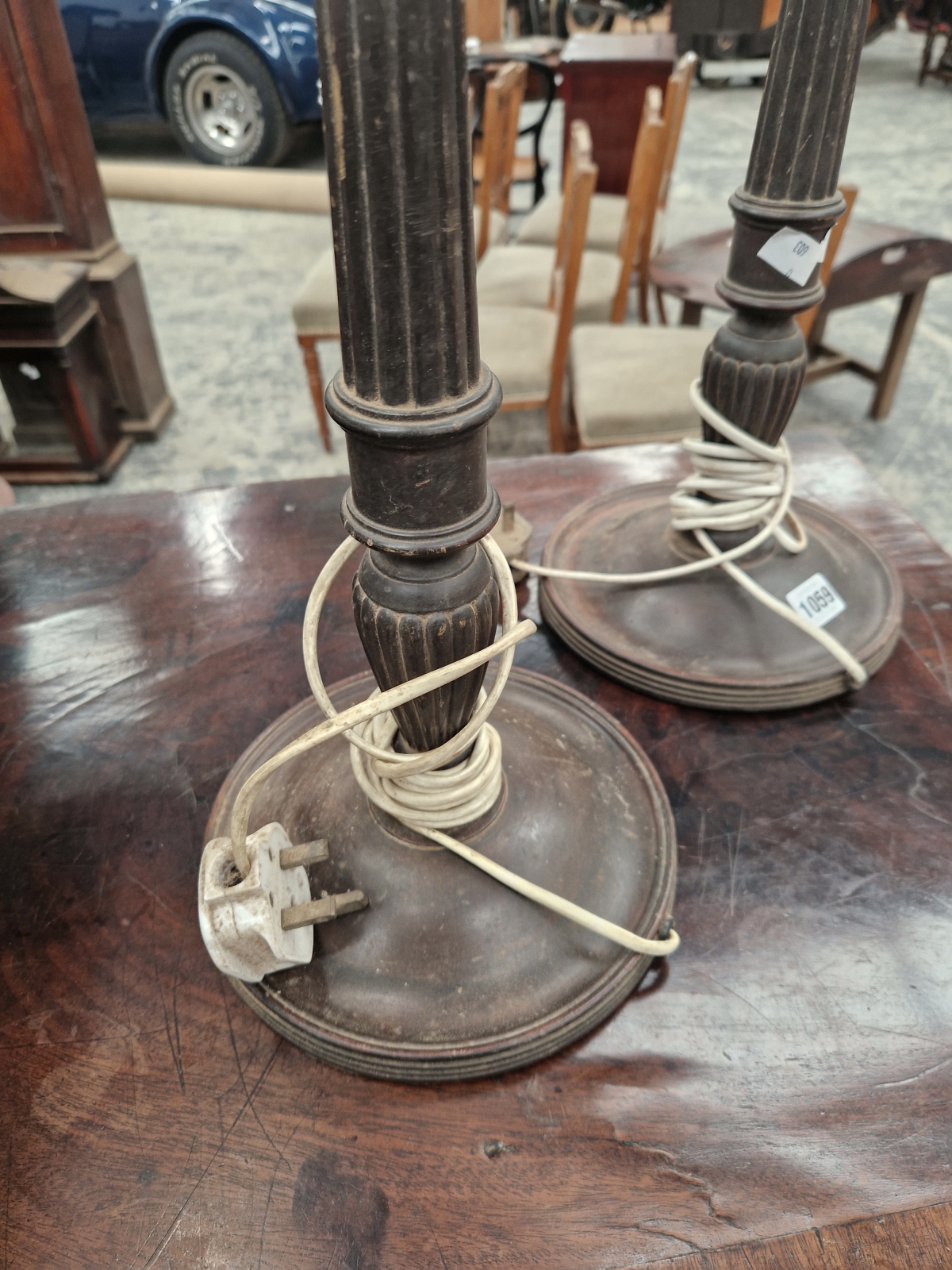 A PAIR OF MAHOGANY REEDED CANDLESTICK TABLE LAMPS - Image 4 of 7