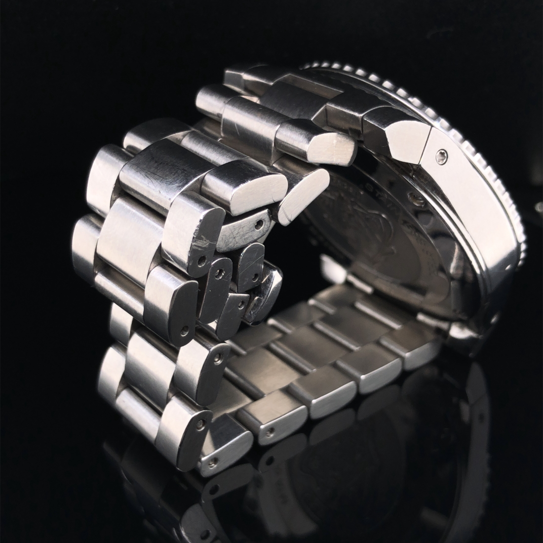 A GUCCI DIVE WATCH, WHITE DIAL AND BATONS, ON A STAINLESS STEEL BRACELET STRAP WITH A BUTTERFLY - Image 6 of 6