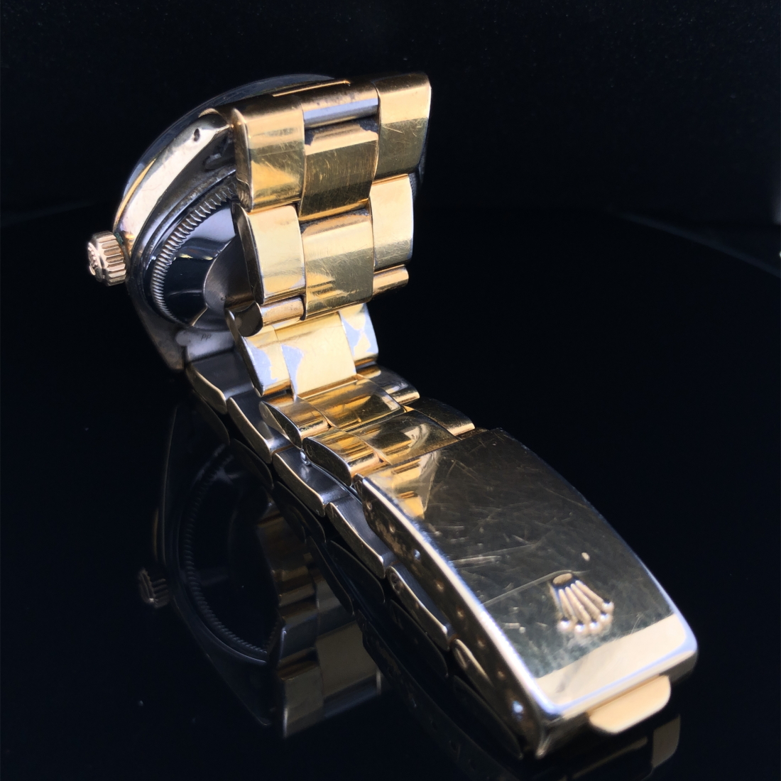 A VINTAGE ROLEX OYSTER PERPETUAL DATE WATCH ON A STAINLESS STEEL AND GOLD PLATED BRACELET STRAP, - Image 5 of 7