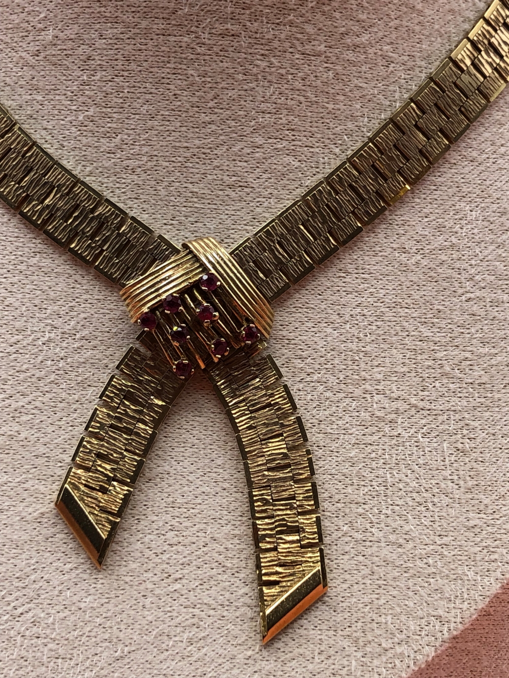 A VINTAGE 9ct HALLMARKED GOLD RUBY SET BARKED TEXTURED BRICK LINK FLAT NECKLACE COLLAR. THE NECKLACE - Image 3 of 8