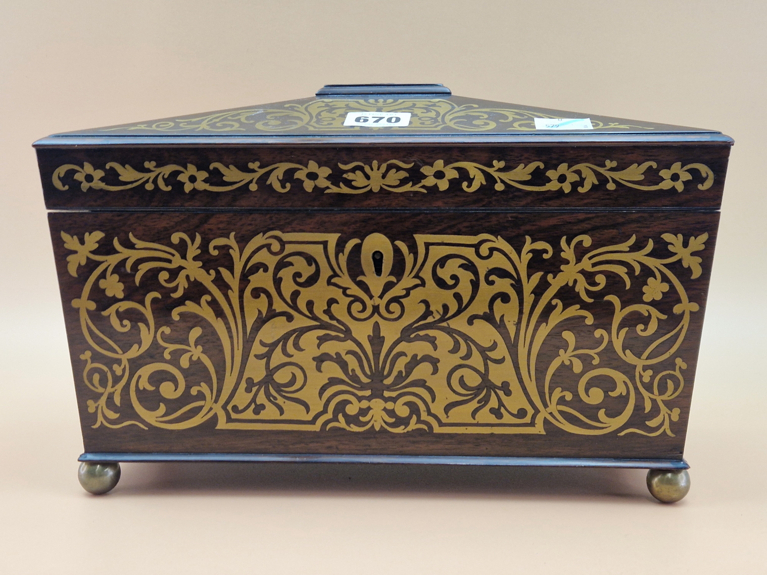A BRASS INLAID ROSEWOOD SARCOPHAGUS SHAPED REGENCY TEA CADDY CONTAINING TWO CANISTERS AND A GLASS M - Image 2 of 8