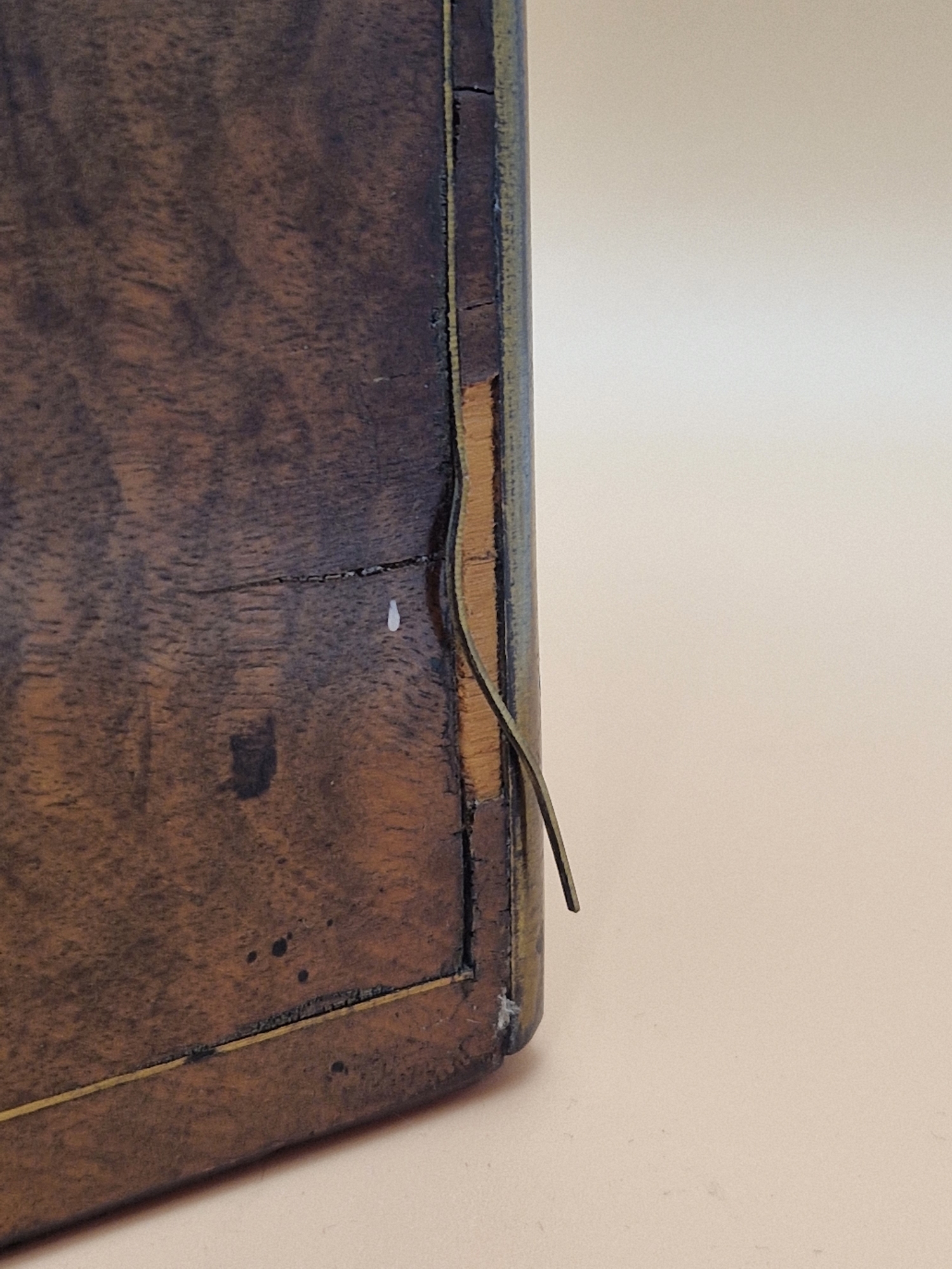 A VICTORIAN BRASS BOUND ROSEWOOD WRITING SLOPE WITH INTERIOR INKWELL, COMPARTMENT AND DRAWERS. W - Image 5 of 8