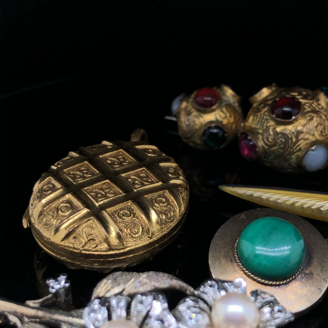 A COLLECTION OF ANTIQUE AND LATER JEWELLERY TO INCLUDE A HEAVY GILDED LOCKET, A HARDSTONE SET - Image 7 of 8
