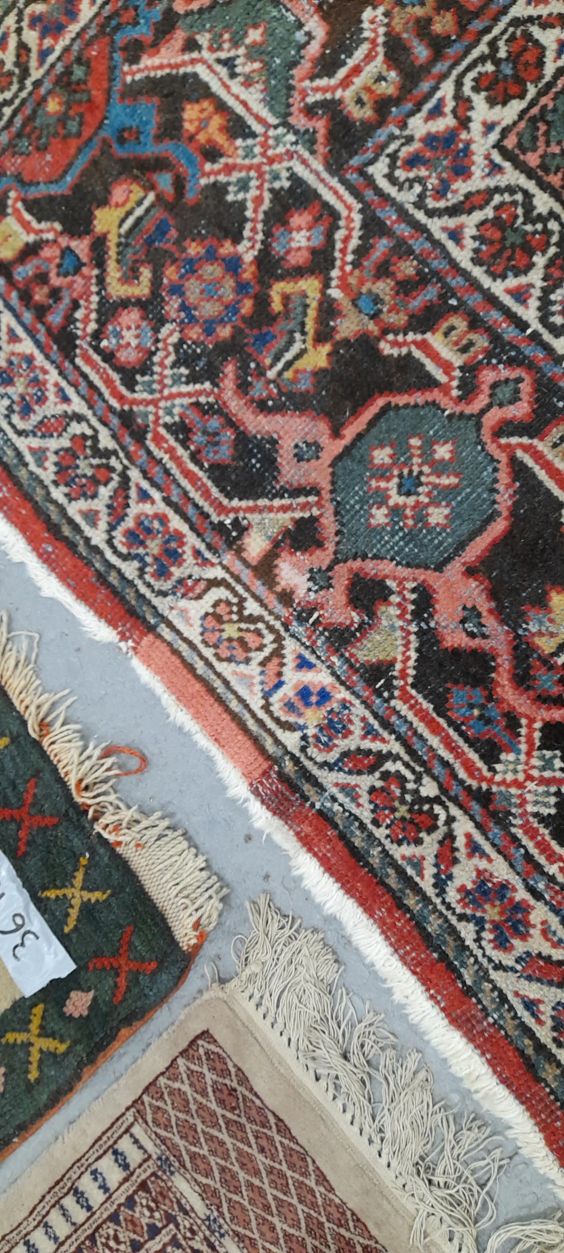 AN ANTIQUE PERSIAN MAHAL CARPET 376 x 283cm. - Image 3 of 4