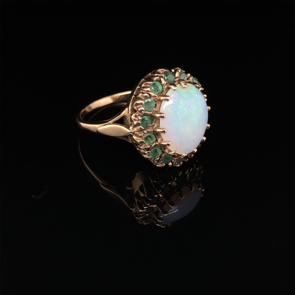 AN VINTAGE 9ct HALLMARKED GOLD OPAL AND EMERALD CLUSTER RING. DATED LONDON 1978. FINGER SIZE Q. - Image 2 of 7