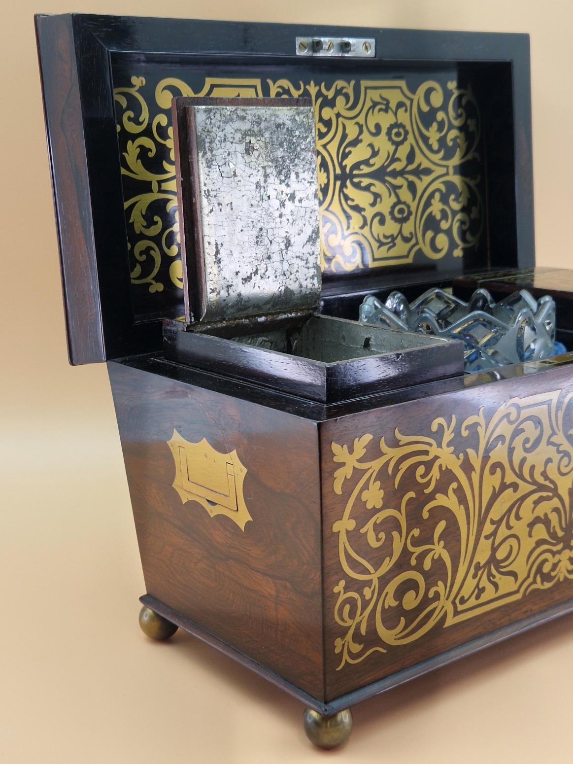 A BRASS INLAID ROSEWOOD SARCOPHAGUS SHAPED REGENCY TEA CADDY CONTAINING TWO CANISTERS AND A GLASS M - Image 6 of 8