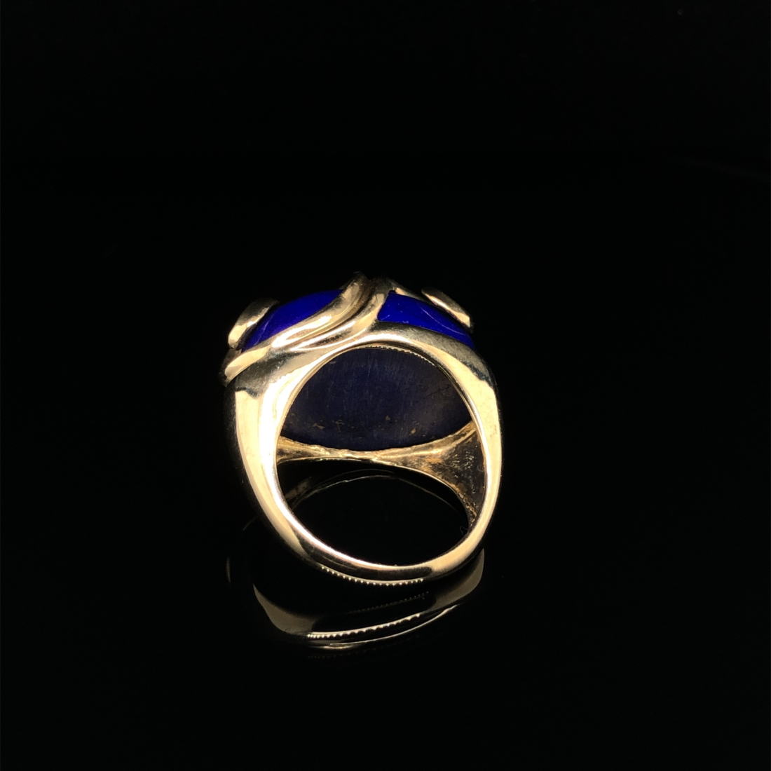 A CONTEMPORARY LAPIS LAZULI AND 9ct HALLMARKED GOLD RING. FINGER SIZE K. WEIGHT 8.73grms. - Image 2 of 8