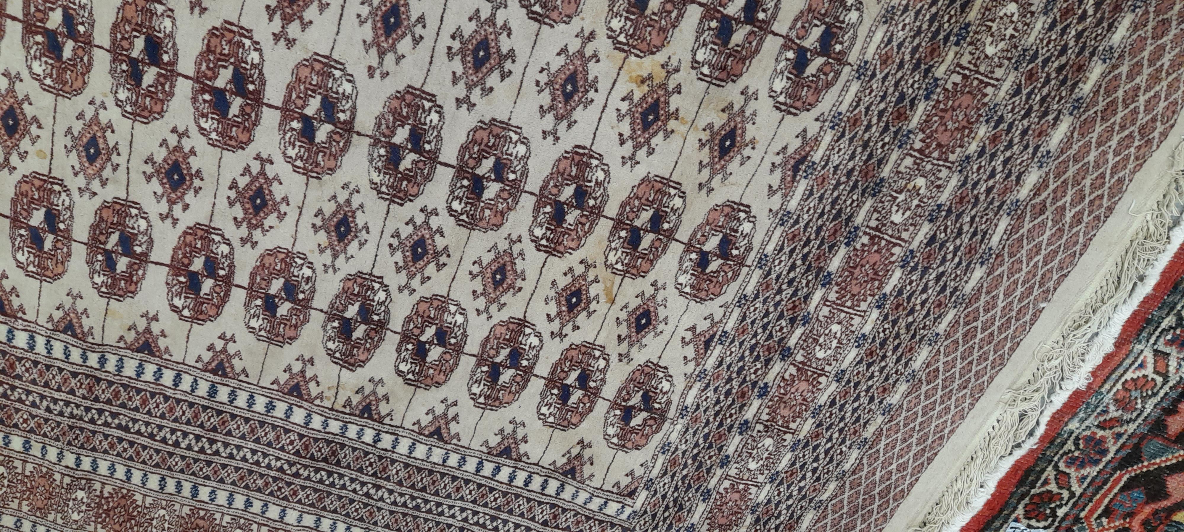 AN ORIENTAL CARPET OF BOKHARA DESIGN 334 x 248 cm - Image 4 of 6