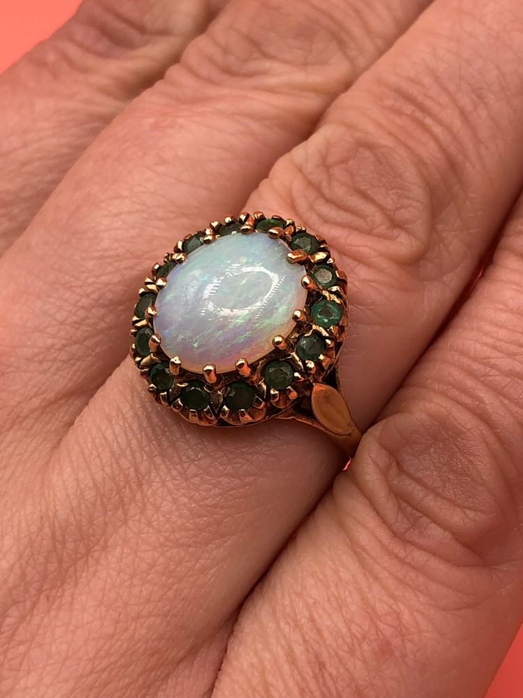 AN VINTAGE 9ct HALLMARKED GOLD OPAL AND EMERALD CLUSTER RING. DATED LONDON 1978. FINGER SIZE Q. - Image 6 of 7