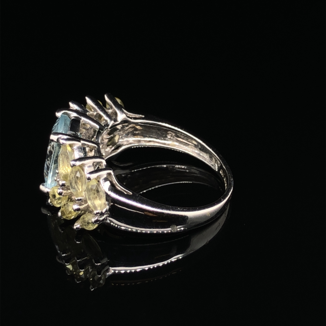 A 9ct HALLMARKED WHITE GOLD AQUAMARINE, PERIDOT AND DIAMOND CONTEMPORARY RING. FINGER SIZE L. WEIGHT - Image 4 of 7