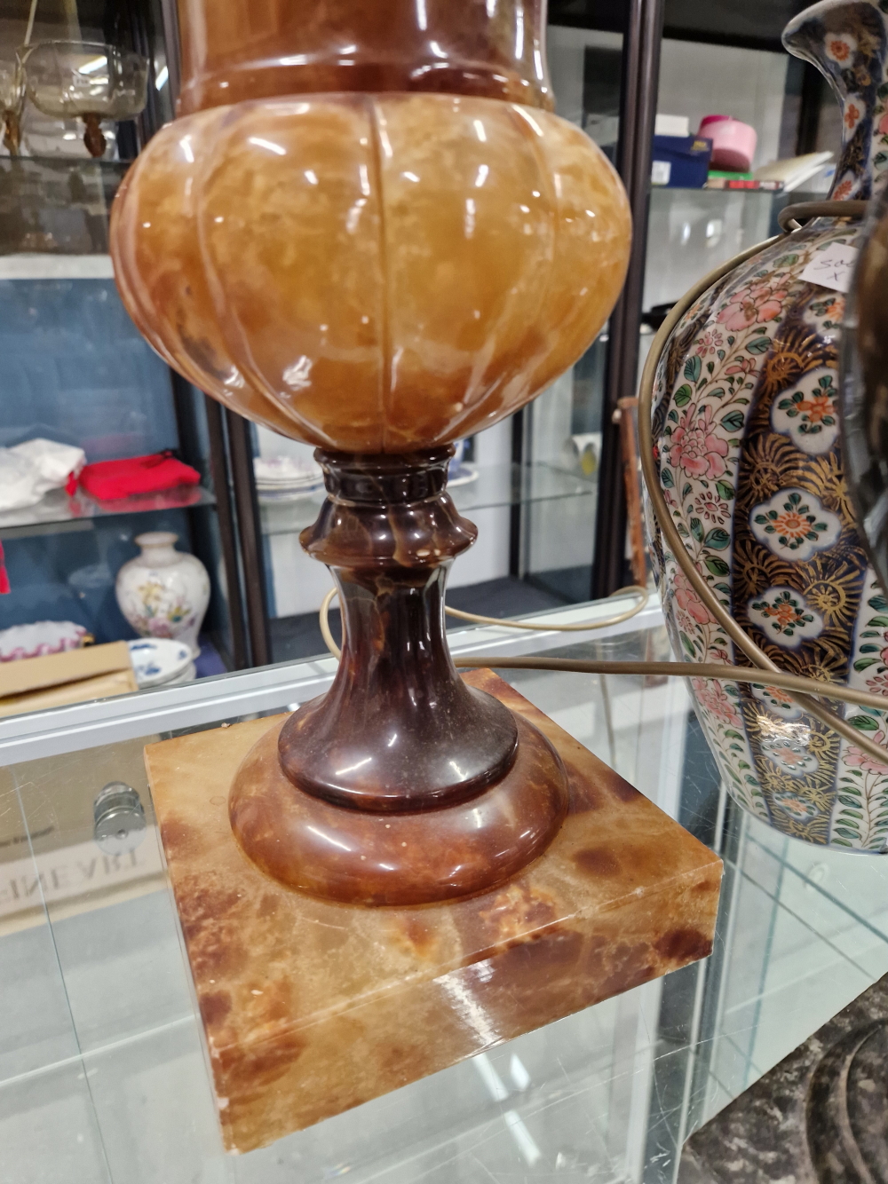 A BROWN ALABASTER COVERED URN SHAPED TABLE LAMP. H 56cms. A SERPENTINE INVERTED BALUSTER TABLE LAMP. - Image 3 of 5