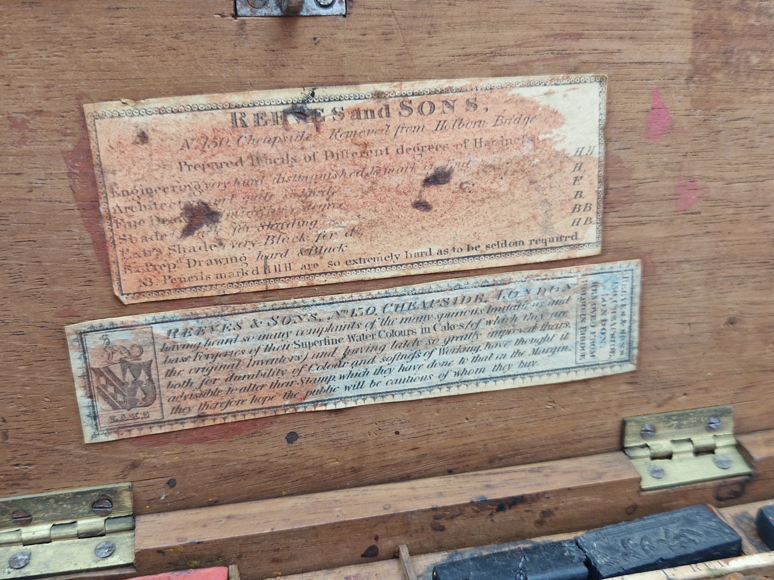 A LATE 19th C. REEVES MAHOGANY PAINT BOX CONTAINING SOME BLOCKS OF UNUSED PAINT AND CERAMIC PALETTES - Image 3 of 9