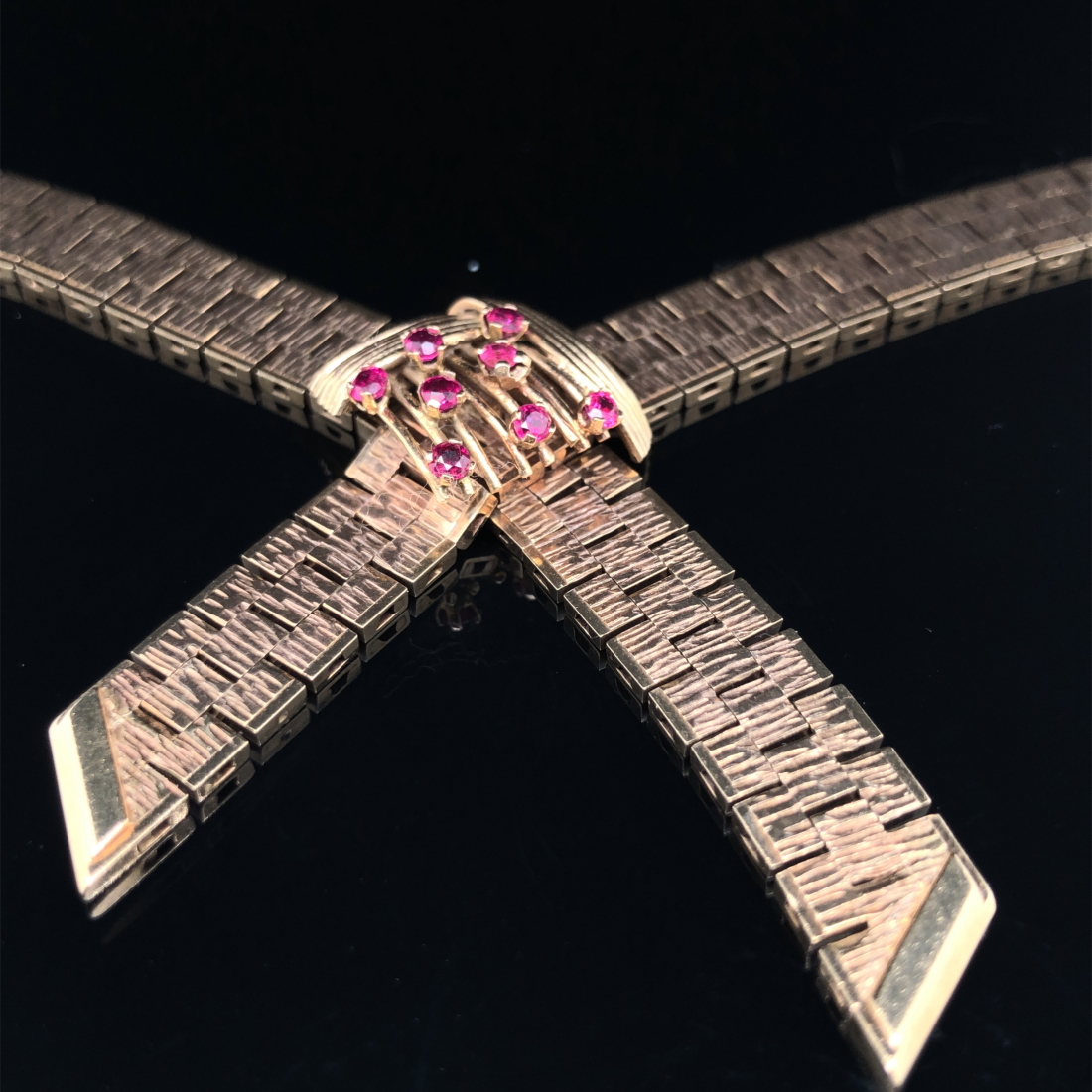 A VINTAGE 9ct HALLMARKED GOLD RUBY SET BARKED TEXTURED BRICK LINK FLAT NECKLACE COLLAR. THE NECKLACE - Image 2 of 8