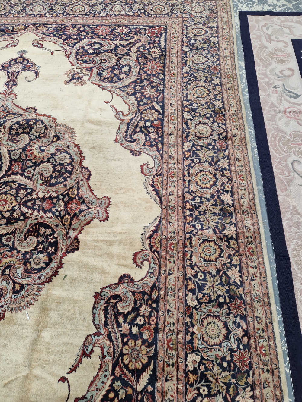 AN ORIENTAL CARPET OF CLASSIC PERSIAN DESIGN 370 x 274 cm. - Image 6 of 10